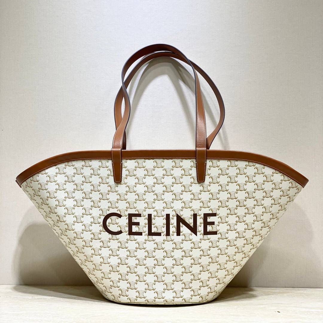 🔥大货实拍图 𝗖𝗘𝗟𝗜𝗡𝗘 ♥ 𝗧𝗥𝗜𝗢𝗠𝗣𝗛𝗘 𝗖𝗔𝗕𝗔𝗦 𝗖𝗢𝗨𝗙𝗙𝗜𝗡 新款米色老花，搭配棕小牛皮和棕色logo，扇形的设计整个包法式随性休闲风情中带一丝优雅💃型号：196262 尺寸：67*30*19cm