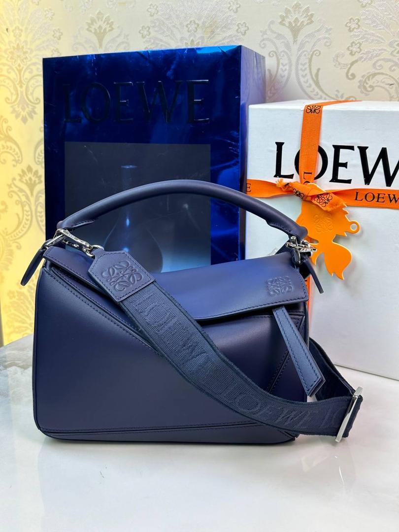 🅰️小号 𝗣𝘂𝘇𝘇𝗹𝗲最新版本❤️ ——（缎面/织带款） ✅经典拼图系列，不规则立体几何设计，最具辨识度的立体廓形和几何美学，顶级进口小牛皮搭配德国沙菲线，独家定制五金，𝗬𝗞𝗞拉链拉头 ✅容量超大，颜值高，四季百搭，新款自带可拆卸𝗟𝗢𝗘𝗪𝗘织带宽肩带‼️ 尺寸：𝟐𝟒-𝟏𝟎.𝟓-𝟏𝟔.𝟓𝐜𝐦 款号：061609织带款深邃蓝