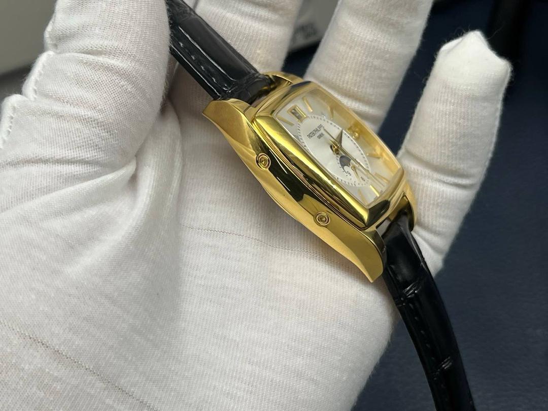 TW百达翡丽复杂多功能系列5135G--010重磅登场，迄今推出的首款Nautilus复杂腕表，以超复杂的工艺技术打造休闲运动腕表。 1⃣️小身板大能量：尽揽以下功能∶12点位日历功能 10点位星期功能 2点位星期功能 6点位24小时。所有功能都可正常使用。 2⃣️机芯采用版Cal.240自动上链机芯，在实现外观的逼真前提下，功能一并完美诠释。 3⃣️改装大师独立制表人，倾情参与定制改装表盘颜色，给予独一无二的腕表增添有趣的灵魂！