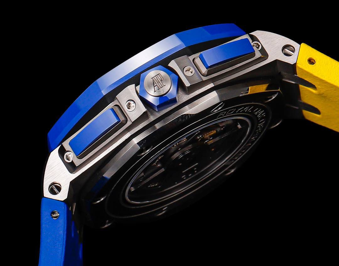 🚀皇家橡树离岸型26400/26238/26470系列正式登场！款式最全，做工最好的爱彼计时款腕表来了，有做工好的顶级货😍💯廉价的小厂货就别去考虑了！ 1，机芯采用12位小秒的定制版3126计时机芯，完美还原原版所有功能。经过精密打磨，大大加强了其稳定性。 2，其中碳纤维系列表壳采用全新碳纤维复合材料——「Carbon TPT® B.4」打造，这种高科技材料比常规 Carbon TPT® 密度提高4%，纤维硬度提升15%，树脂强度提升30%，材料结构经过各项异性优化，保持轻盈同时无比坚韧，提供迄今最强的抗冲击性能。 3，字面颜色均采用目前最先进电镀技术，非几年前的简单喷漆技术。每一个巧克力格纹装饰，通过CNC级别打磨，无限接近原版。 4，同步原版搭载微微活动头粒，胶带采用进口氟橡胶材质，皮带采用美洲鳄鱼皮材质，更加耐磨耐造。