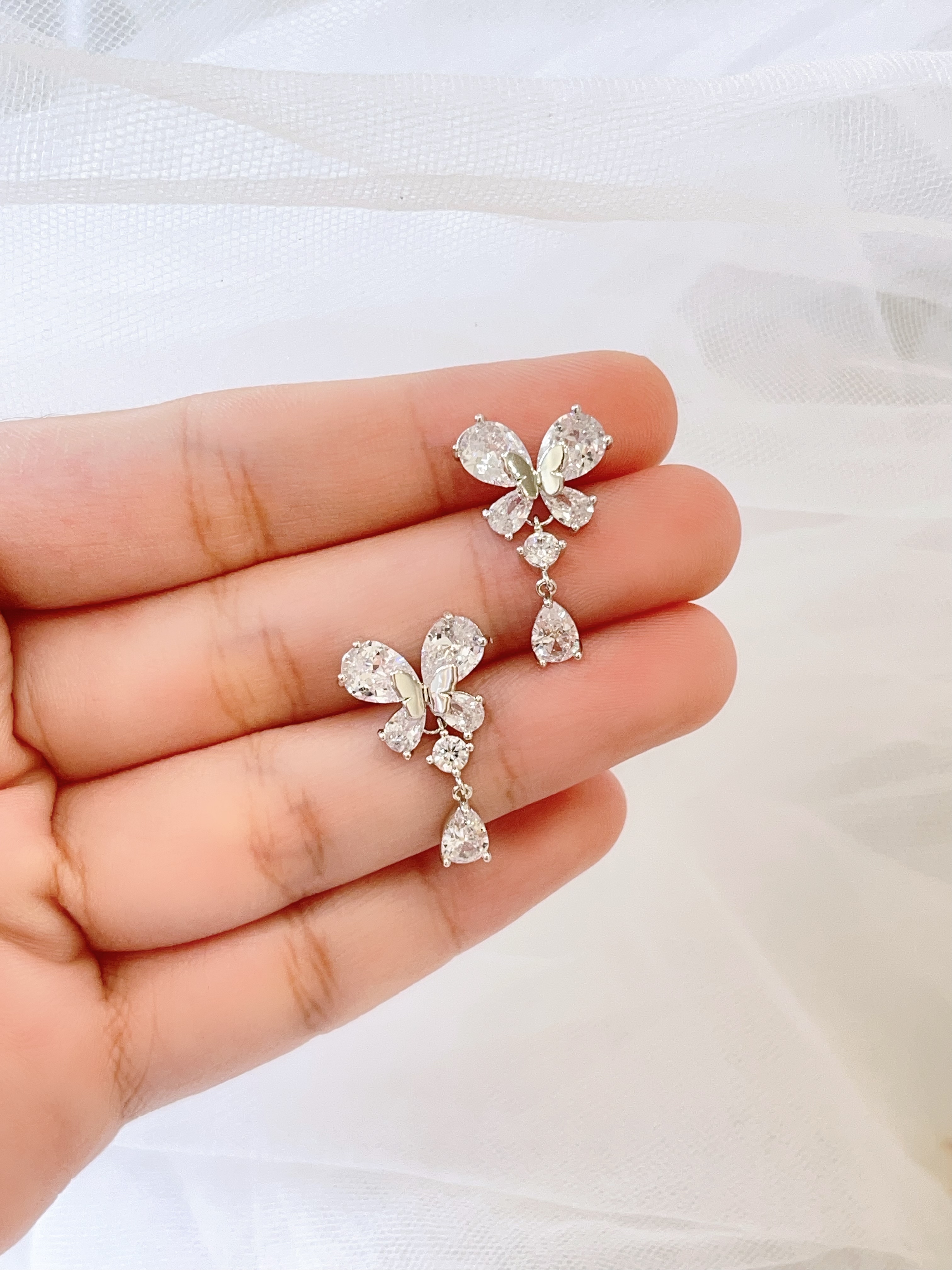 闪耀蝴蝶水滴锆石耳环
