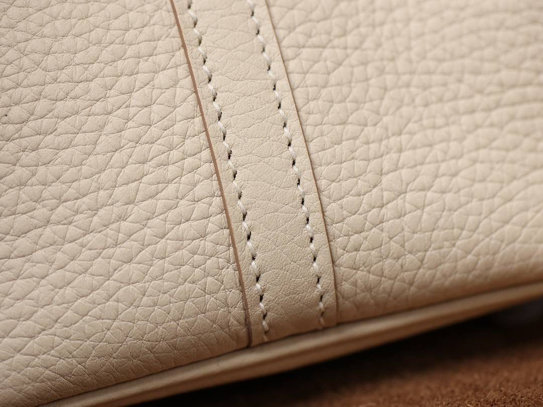 H菜篮子🧺✨ 奶昔白18cm银扣 独家渠道货！独家背景！高清实拍图！ 每个细节可放大看，全网天花板级别的菜篮子，独一无二的过验产品，每个细节都是对版的！ 纯手工制作、细工慢活、工匠精神雕刻的艺术精品！零售后，包满意！奢侈品中的精品之作！😍 尺寸：18 X 19 X 13.5cm