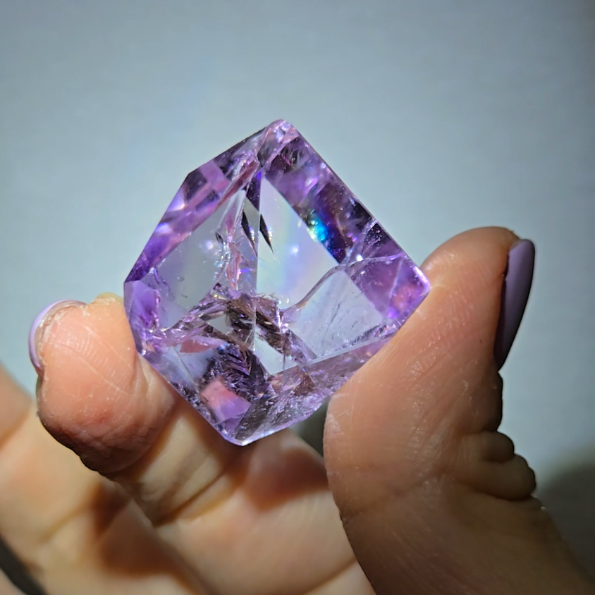 Amethyst pocket stone with rainbows and phantoms - AM82