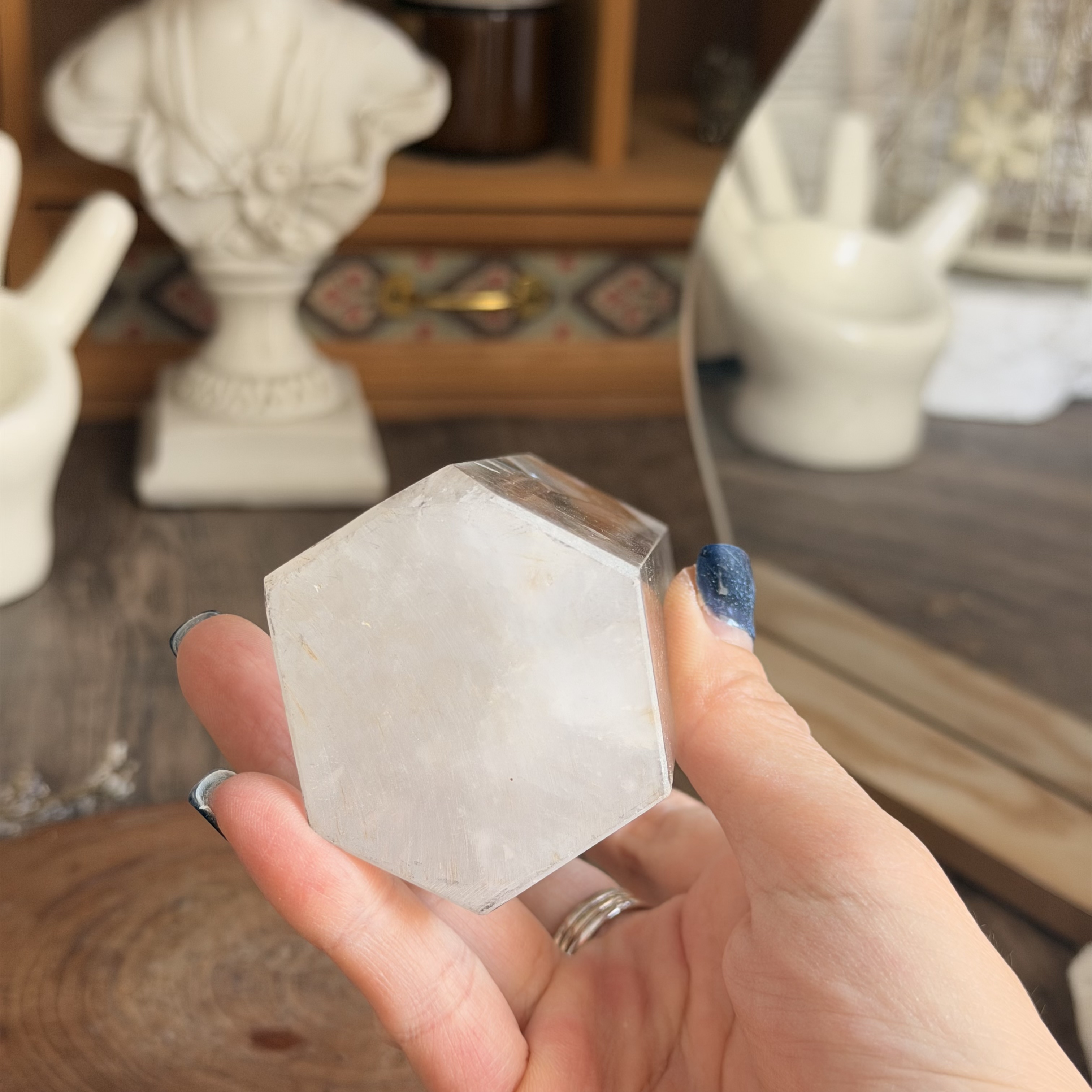 天然藍針白水晶柱（包底座）