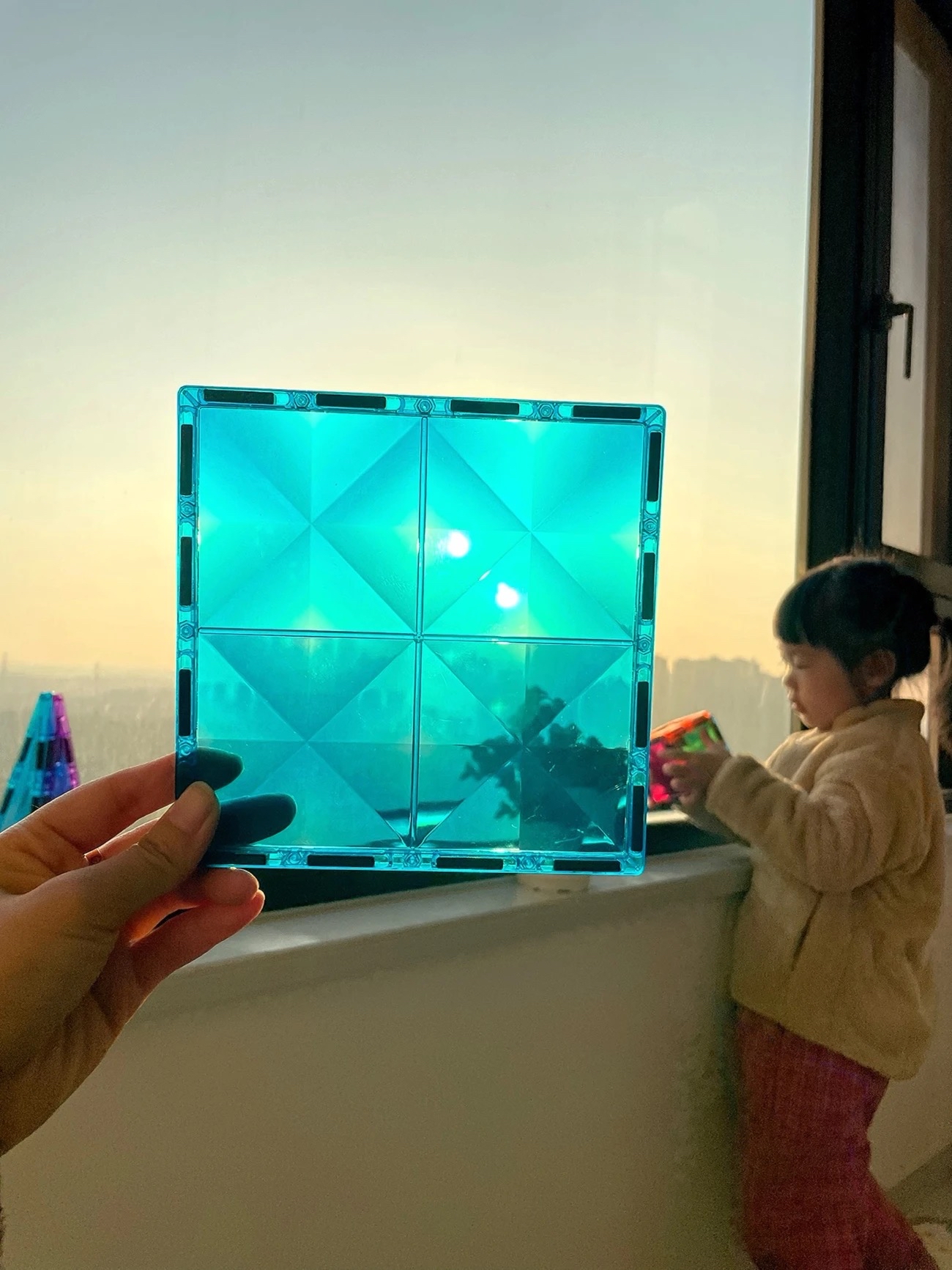 款玩具是 MAG-PARADISE 品牌的 磁性建構片 (Magnetic Building Tiles)