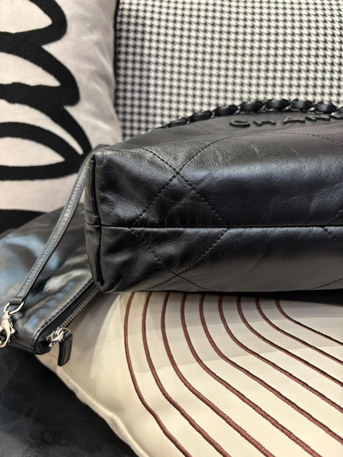 Chanel 22 small so black calfskin,100%Authentic, 95%new ，✅晶片✅Dust bag✅box