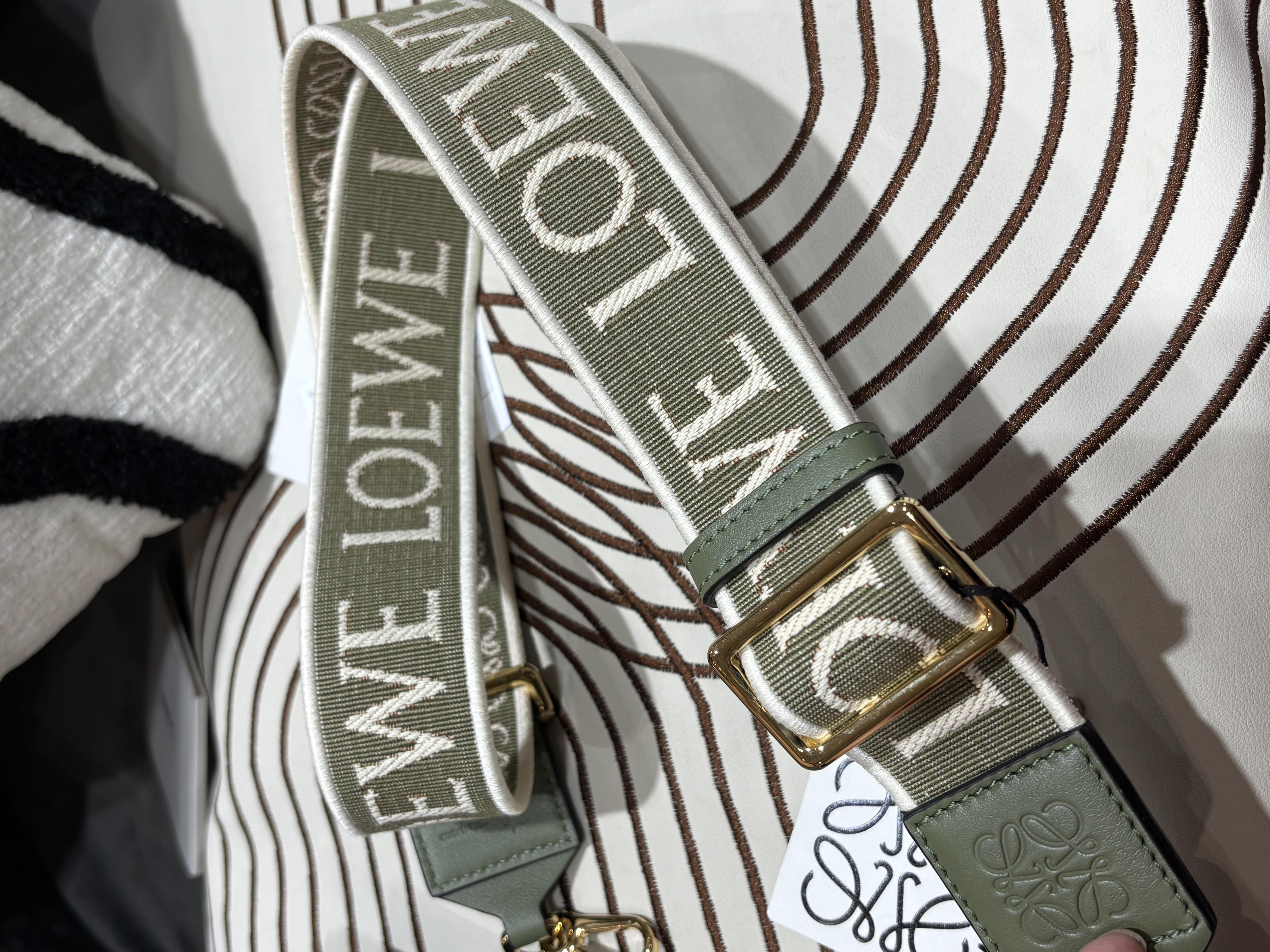 全新 Loewe strap Size: 65-105cm 100%Authentic, 100%New全新