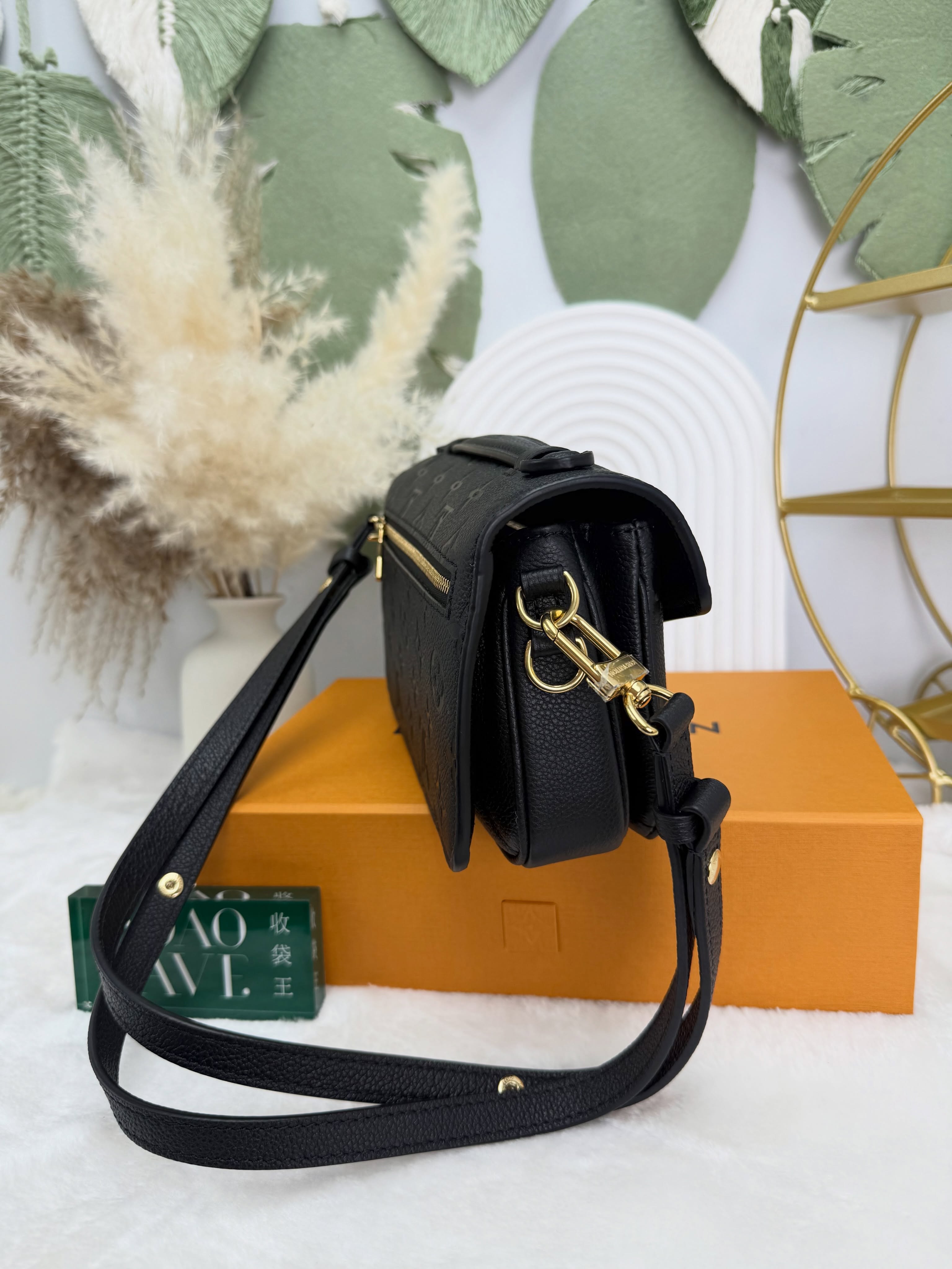 LV👜 PRE OWNED 🛍️黑皮壓花皮革金扣pochette Métis🖤全套有2026年8月專門店單 晶片款💛