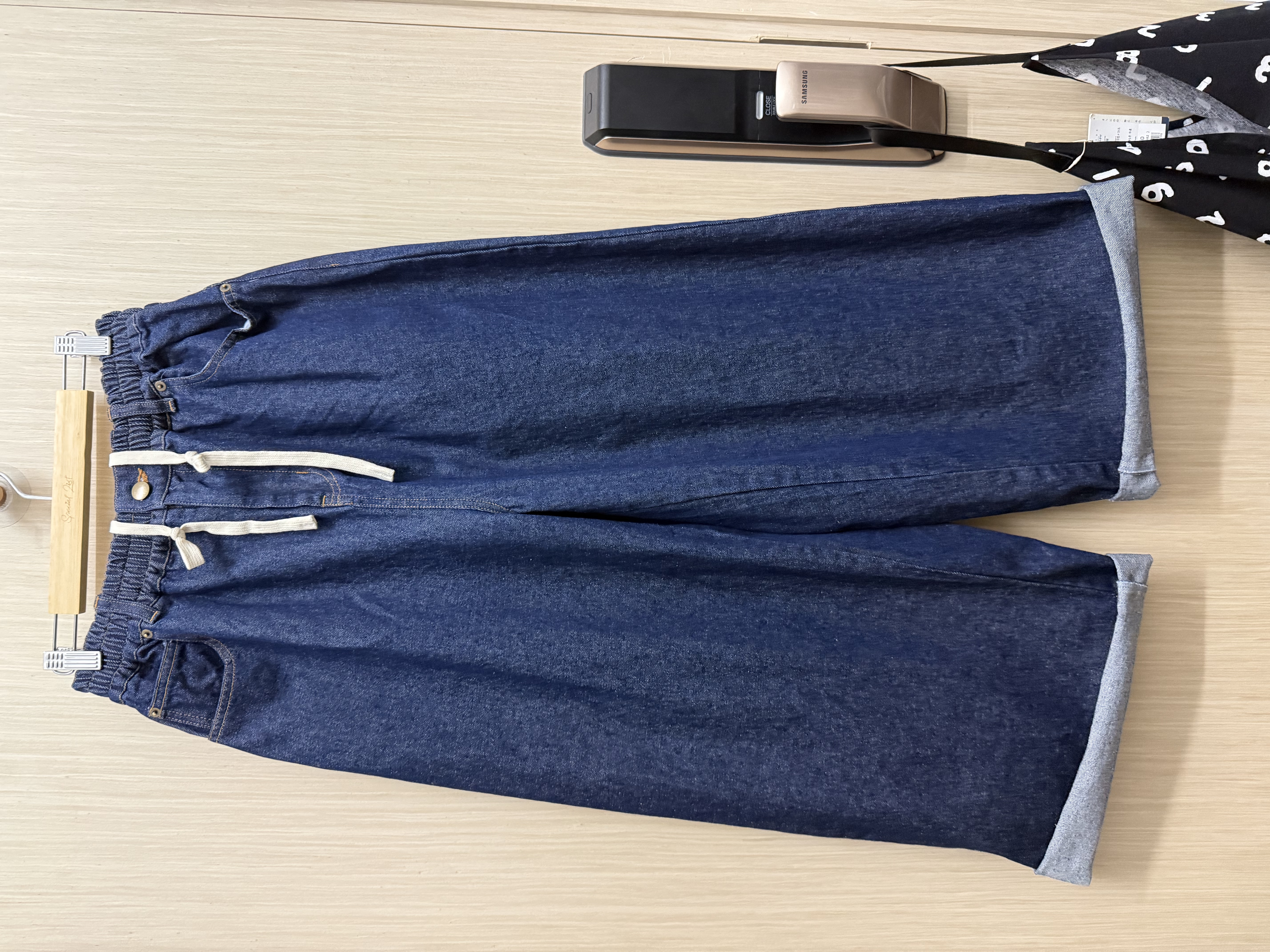 明線直筒牛仔褲（牛仔藍）