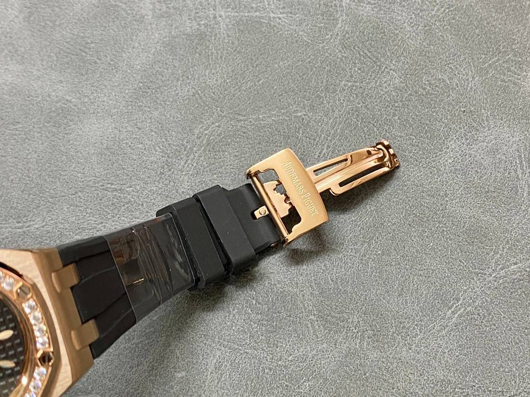 爱彼67601 尺寸33mm 全网女神看过来😍😍这款爱彼女表才是最具有性价比的… 爱彼皇家橡树系列型号67601石英腕表，皇家橡树系列独有的八角形外观还拥有爱彼独特的设计风格也将女士优雅风格融入其中，深受女明星们的爱戴，表带澳洲湾鳄鱼皮，即使只有33毫米的小尺寸，也将爱彼独有的纯净美感与刚毅线条展现的淋漓尽致💝💖💘而镶满钻石的表圈也为佩戴的女士增添了更多的柔美。（32颗明亮式切割美钻）巴蒂镶嵌一枚半透明凸面蓝宝石，搭载瑞士进口石英机芯，拥有实用的日历显示功能，女士们佩戴起来不会显得沉重 ！