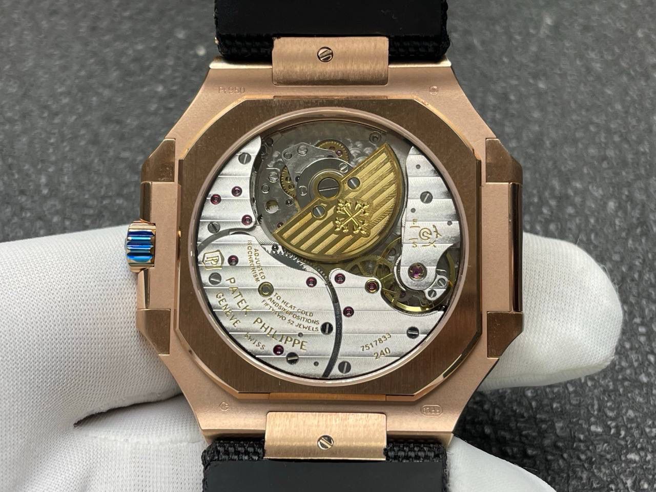 🌐百达翡丽 推出设计与美学： Cubitus 5822P-001表壳尺寸 45毫米（对角线测量） ，这款腕表的心脏是 Caliber 240 PS CI J LU 自动上链机芯🌐