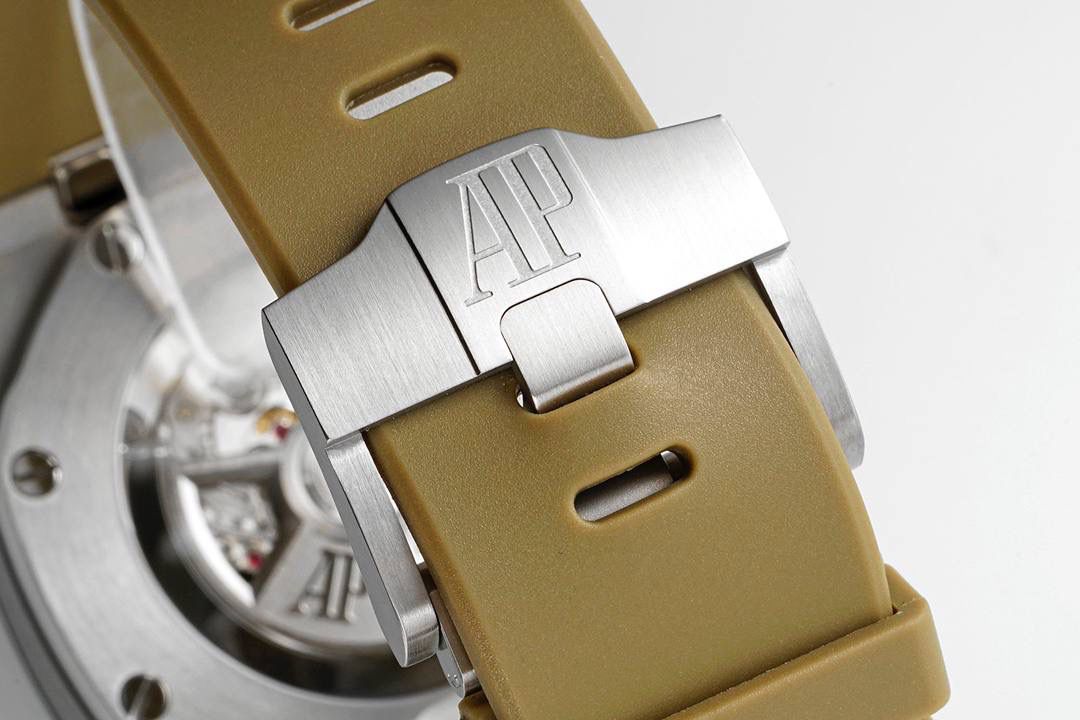 独家开发爱彼皇家橡树离岸系列26420，购入原装1.1打造💯全表采用德国最新cnc技术，每个细节都同步原装，表带表扣通用原装技术实现快拆技术可同原装互换，字面采用最新款纵横格纹面，上手霸气豪华，机芯使用最强丹东机芯外观复刻原装4401机芯实现正面反面与原装难分雌雄。首批数量有限先到先得。首批颜色分别为，1，玫瑰金熊猫眼，2，最火沙漠黄烟熏盘，3，经典蓝盘白眼，4灰盘蓝眼睛，5，经典百搭白熊猫。