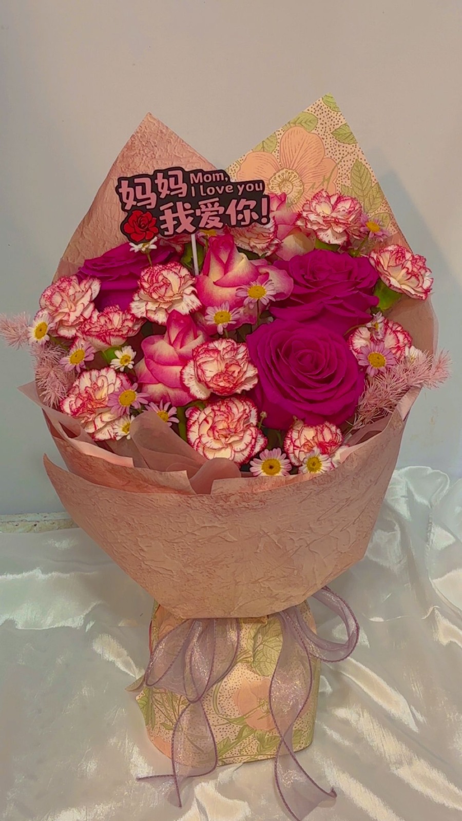 母親節溫馨花束：康乃馨與玫瑰的愛意獻禮