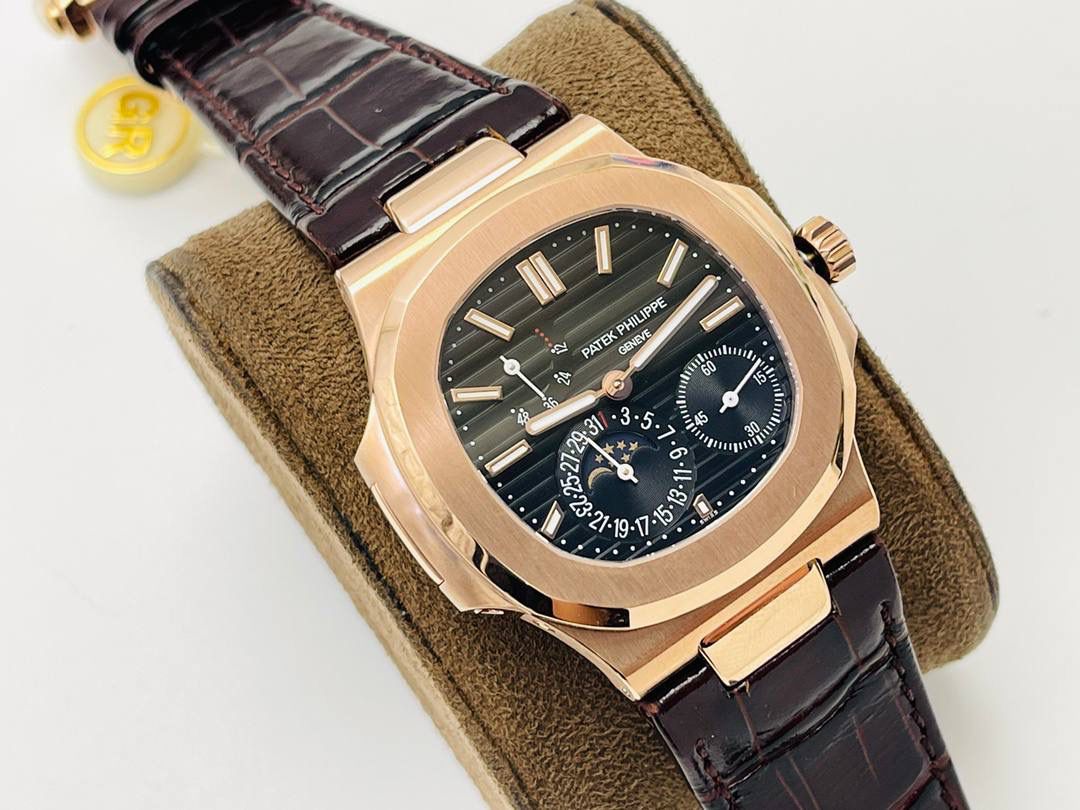 百达翡丽Patekphilippe运动系列鹦鹉螺5724（霸道总裁）PP5712GR“钢王之王”巅峰出道！出道即巅峰！ 1⃣️直径40毫米，做到接近正品的厚度！ 2⃣️所有功能同正品（10字位动能显示，7字位日历和月相，4字位小秒针）和原装一样的带水平压纹图案，带荧光刻度！ 3⃣️这是真正具有里程碑意义的超级一体机芯Cal.240 PS IRM C LU。全机芯零件数265个，平面游丝，21600每小时振荡次数 Gyromax带调节砝码的摆轮，稳定无误差。(不同于市面上现有的假机芯盖甲板，假珍珠陀) 4⃣️全新修正的不锈钢表带，铰链部分根据真正的百达翡丽鹦鹉螺不锈钢表带拆解开发，和正品一致的贴合效果，逆袭市面上所有副本，铰链开合角度和正品一致，锁毕声音和正品相同。