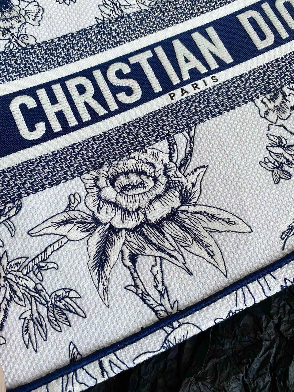 🈶植物花园，白蓝中号 𝗖𝗗 𝗕𝗼𝗼𝗸 𝗧𝗼𝘁𝗲 23早春度假系 浪漫的花卉刺绣，细节感非常强了😍 栩栩如生，不言而喻的精湛刺绣工艺 握住只有你的花花世界吧 36×27×16cm