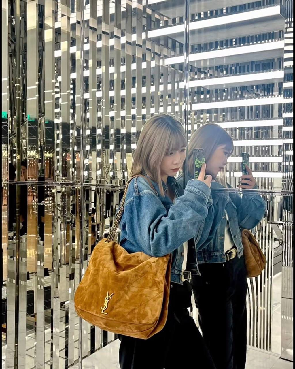 销量王🔥 ys1 jamie羊皮链条大包 麂皮棕 第2批到❗️这个羊皮，zp是微微珠光感的 市场上现在出的都是哑光的羊皮 背出去可以说是一眼jia🥲 小包用不对版或者差一点的皮还说能浑水摸鱼 但是大包真的不行😂 要不是为了等这个正确版原厂皮 我们早就出货了！还有五金也是全部等对版的 包括小小的一个鸡眼，一点都不能马虎 需要高品质的bb跟我走，不会错！ 43×29×9cm742431m