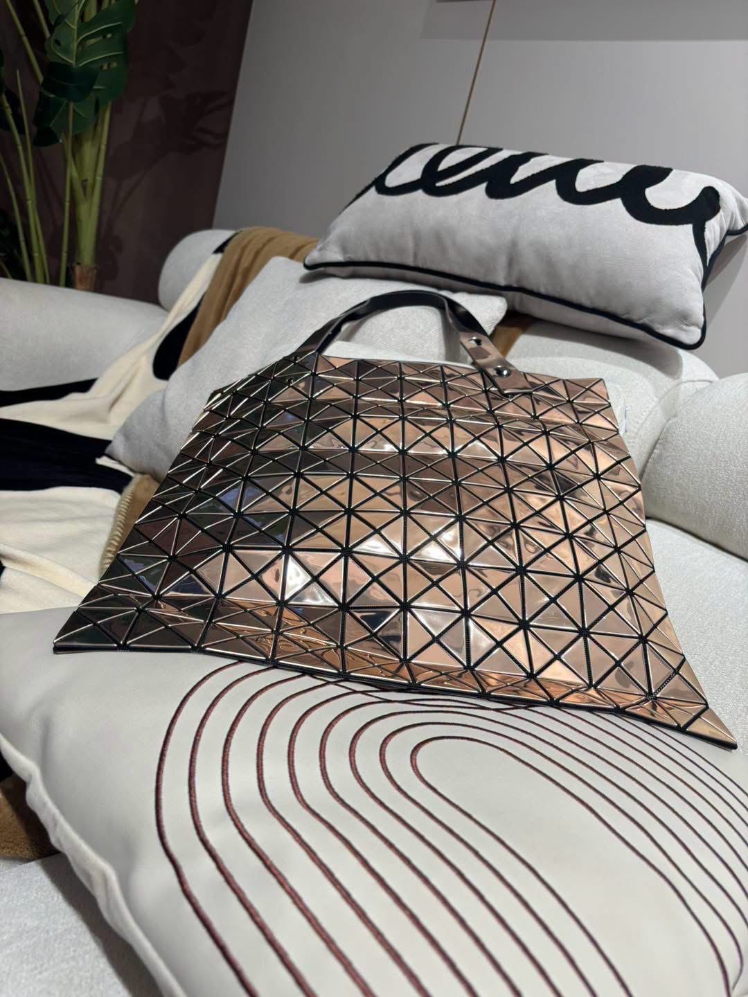 Issey miyake bao bao tote bag, 100%Authentic,98%new ✅dust bag