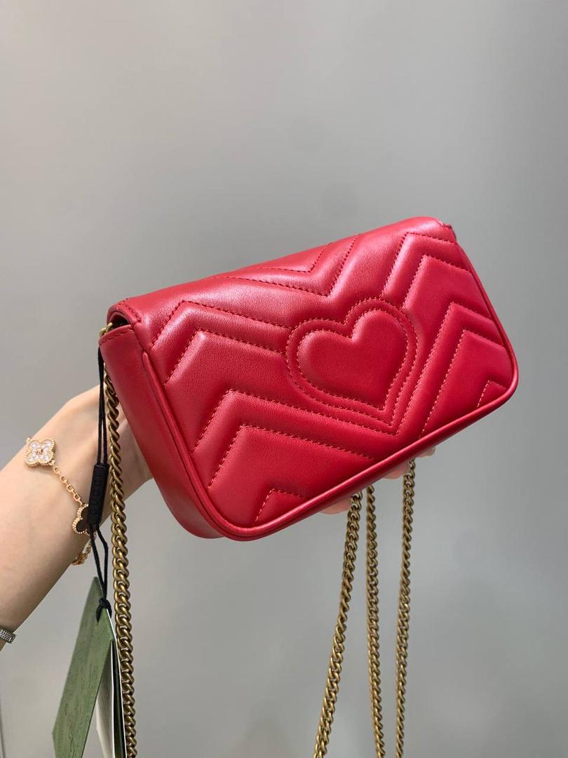 新背景实拍正品级 。经典款红色16.5cm‼️ 最经典的款式来了，真的卖一百年都不会烂的款式，金色五金，最经典的搭配，红色很好看，也是非常喜庆的颜色，很正点的红，不会俗气‼️ 型号476433；尺寸16.5/10/4cm