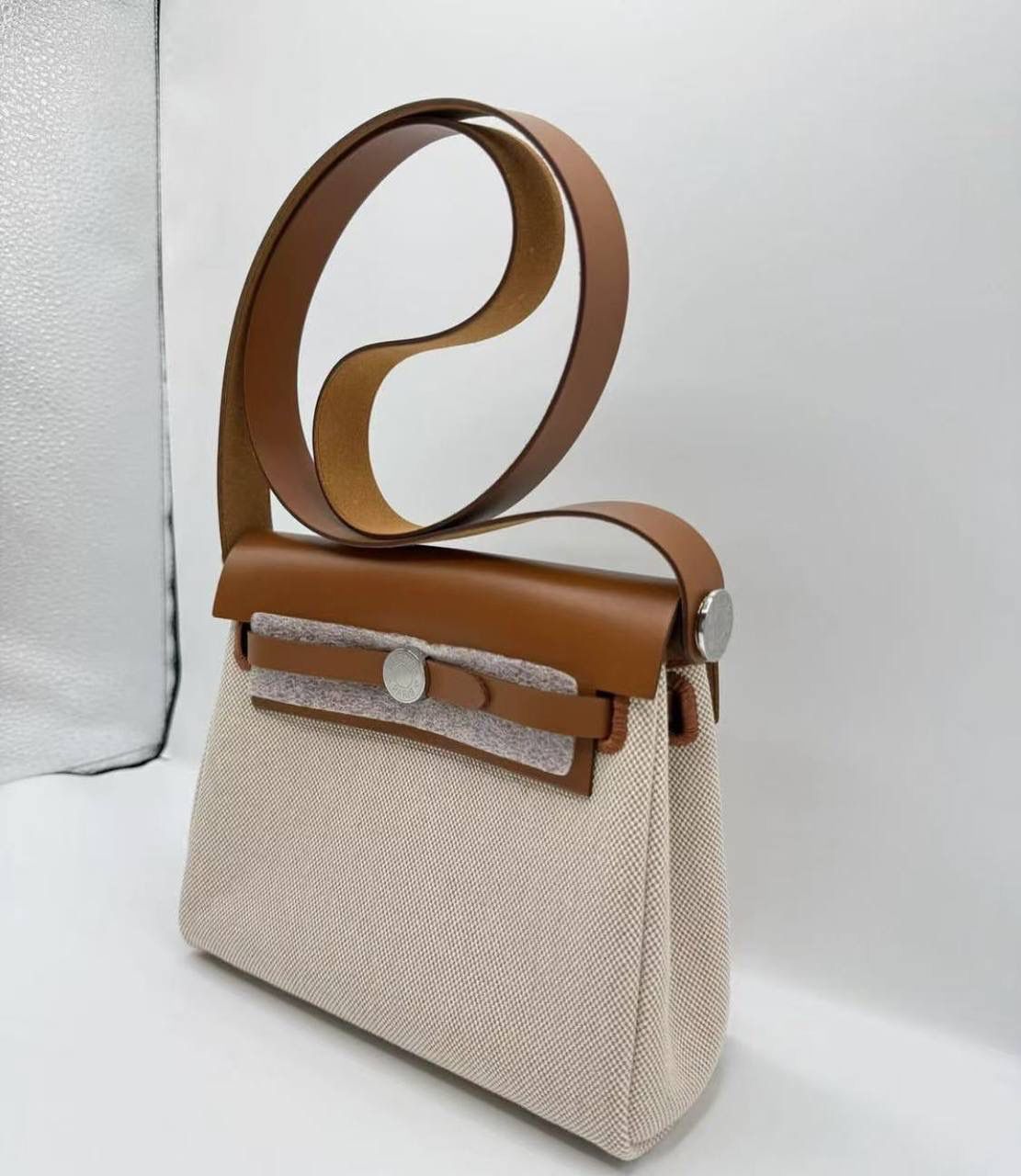 #Herbag20 新年第一支herbag必须要是mini啊‼ 2026新年第一支herbag必须要是mini啊‼ 简直太好看太实用了 百搭时髦黑银 感觉可以替代所有类似邮差包 肩带长度合适 精致可爱 容量也非常🉑 布料与皮革的完美结合 稳重又不失时尚！