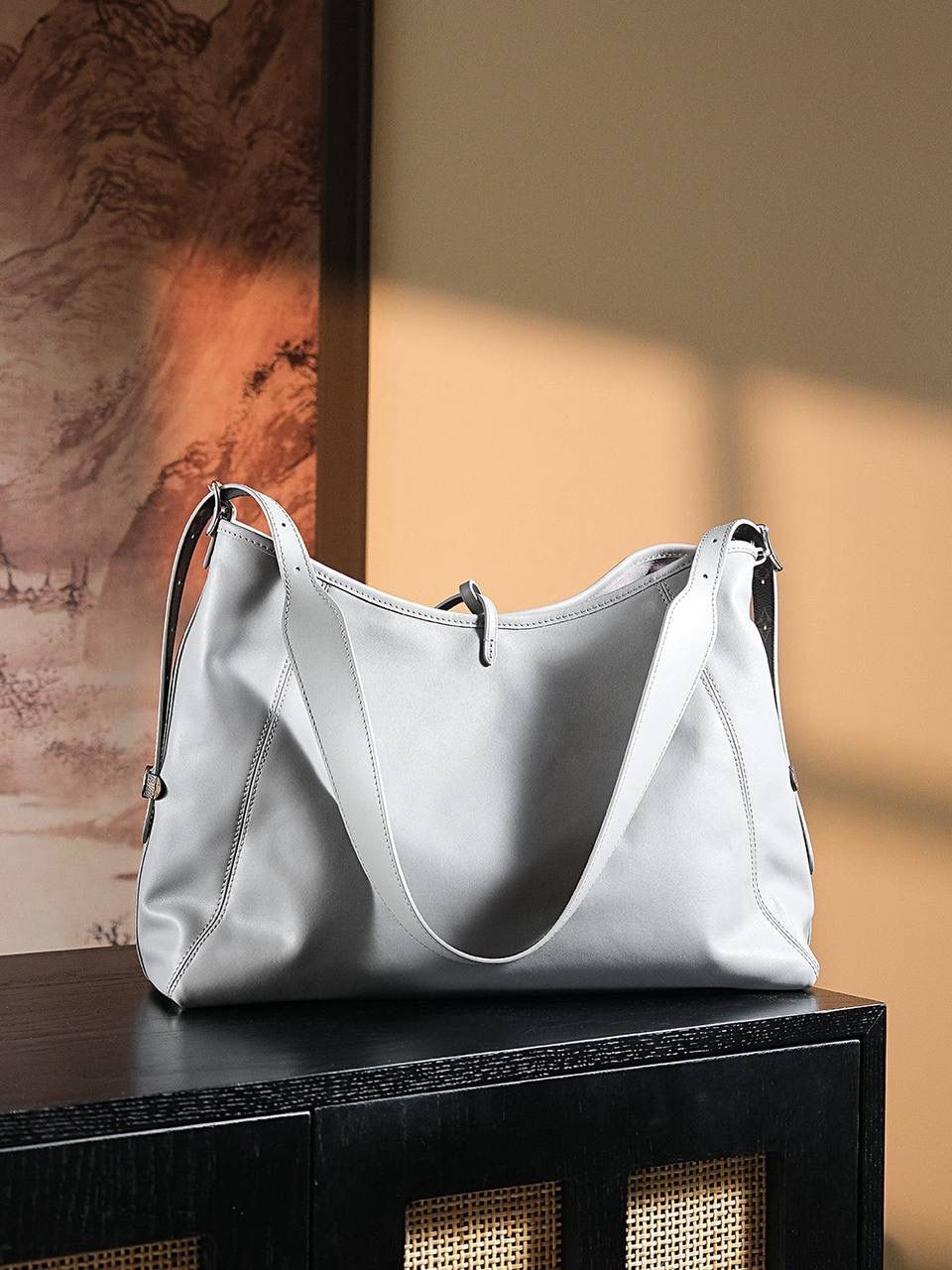 𝐂𝐀𝐑𝐑𝐘𝐀𝐋𝐋 𝐃𝐀𝐑𝐊芯片跳动码中号👜✨ ↘爆款𝐶𝑎𝑟𝑟𝑦𝑎𝑙𝑙 𝐷𝑎𝑟𝑘鲨鱼灰，强烈推荐闭眼入！ 羊皮面料搭配着老花肩带点缀，简直又是新宠大爆款， 慵懒随性感轻松拿捏🤏🏻 上市后一直处于一个断货王的存在！ 五金材质：厚镀纯钢五金 皮料材质：法国进口小羊皮 尺寸详情：𝟑𝟗*𝟑𝟎*𝟏𝟓cm