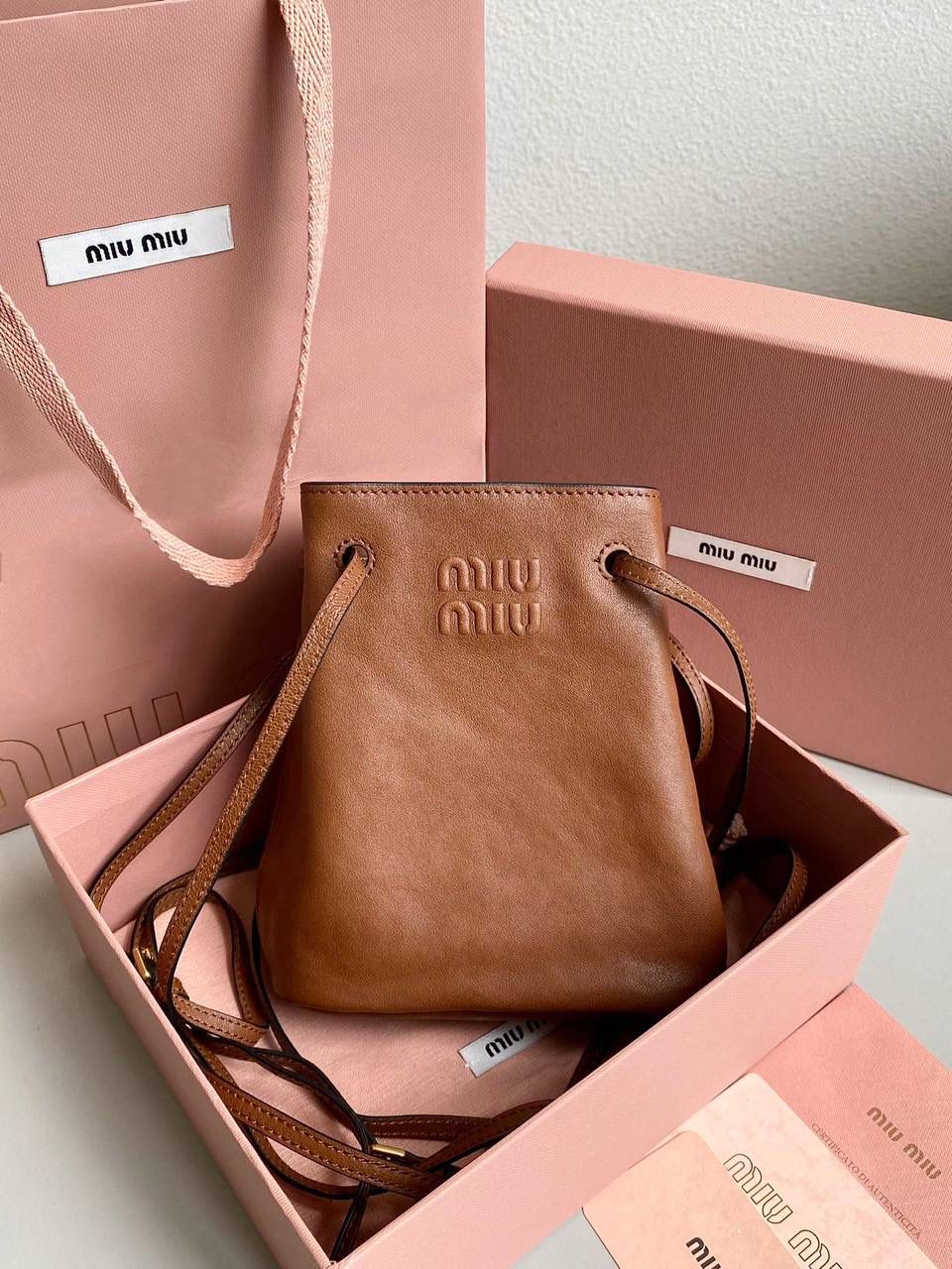 🈶焦糖棕 𝗠𝗶𝘂𝗠𝗶𝘂迷你小水桶 又一只可可爱爱的小斜挎 头层Nappa(纳帕)羊皮用料 柔软细腻有光泽，透出高级的质感 整个包都好软糯手感超治愈的！！ 自重是非常非常轻！日常还能装不少 两条细肩带很有个性，长度都可以调 夏天小包闭眼冲就是了，好实用 17×14×6cm，#F0051m