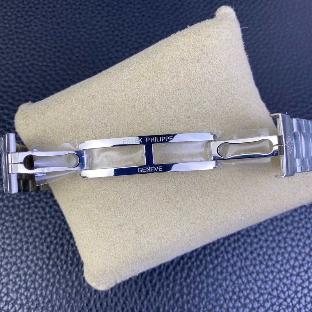 百达翡丽5980系列！ 表径40.5MM最佳舒适佩戴尺寸，标识性的鹦鹉螺精钢表壳打磨精致，正面拉丝处理。 华丽的表盘，灵感来自第一只百达翡丽Nautilus的表盘颜色。但具有更丰富的色调。位于6点钟位置的单计数器计时码表实际上就像在手表内部装有另一只手表。读取经过的时间再简单不过了，因为小时和分钟是在一个12小时的寄存器中计算的。3点位置的日期孔完善了表盘的设计。 PPF自研百达翡丽计时机芯CH 28-520，由327个特别完成的零件，35个珠宝和13个桥组成。机芯在完全缠绕时以28,800vph的频率跳动时可提供超长的动力储备，机械美感通过蓝宝石背透后盖一览无遗。 表带手链结构完美坚固，具有缎面磨砂和镜面抛光交替效果。纯粹的视觉享受，佩戴起来极为舒适，配备了Nautilus折叠式双折叠表扣，并配有翻盖锁，以提供额外的安全性。