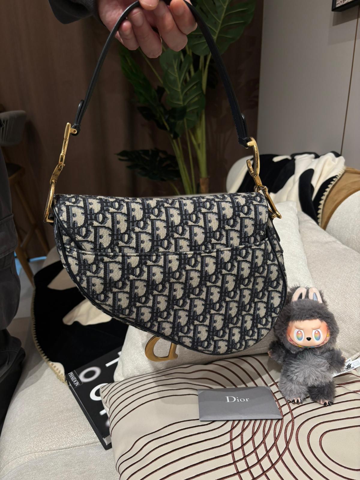 Dior Saddle Medium Hogo Bag 100%Authentic, 98%New ✅ certificate ✅Dust bag ✅Box