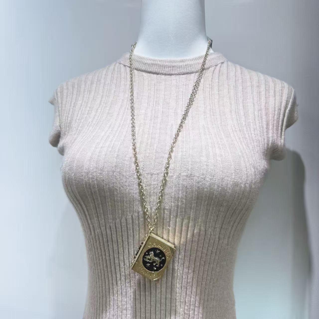 Chanel 黑金獅子書頸鏈