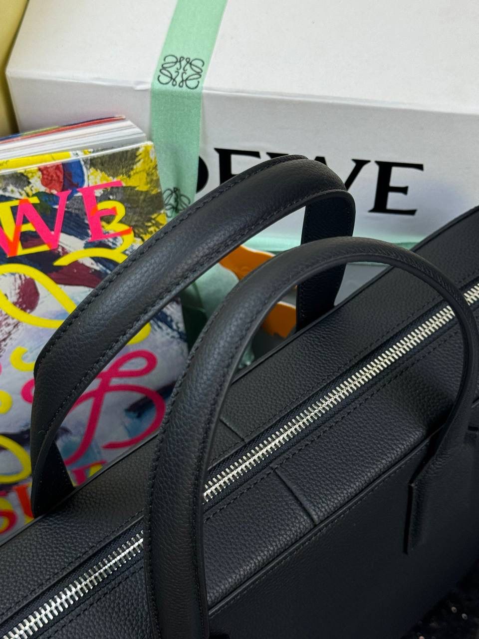 👉🏻牛皮【𝐺𝑜𝑦𝑎薄款公文包】 —黑色❤️ 编码：062344 尺寸：𝟑𝟖-𝟐𝟕-𝟖𝐜𝐦 📍柔软粒面小牛皮流线型公文包•可通过顶部手提或可拆卸可调节肩带携带。 📍拉链开合•牛皮革拉链头 内部拉链口袋和两个插袋❤️人字纹棉质帆布内里。 🉑容纳14寸电脑💻📍粒面小牛皮材质•耐糙经典❤️