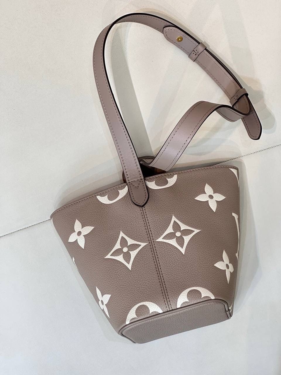 LV ALL IN BB大象灰👜✨ 来看包型的变化 自身的功能真的非常吸引人！ 首先包包自身本来就有4种的形态随你变换！！ 蝴蝶结你想放在哪儿都能给你设计明白，allin就是容量足够大，出门旅行你想拿什么都能给你装好！！ 简单的水桶包型，把包身两侧的挂钩连起来，还可以 get一只“菜篮子” 前后再捏起来，它还可以变成一只可爱的小福袋， 真的好神奇！😍😍