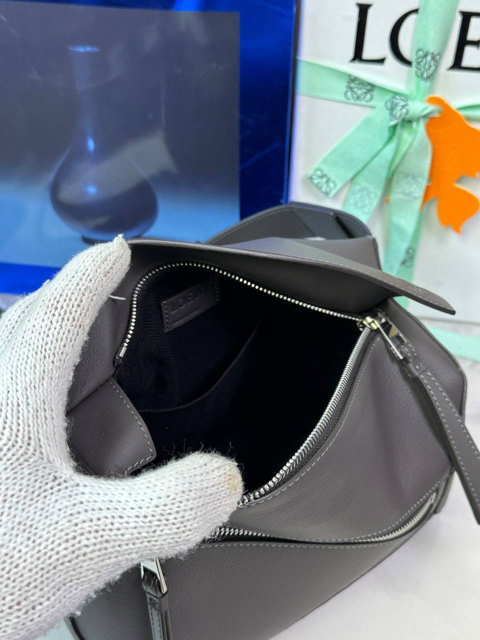 ⭐️最新升级版𝟮.𝟬-𝗣𝘂𝘇𝘇𝗹𝗲腰包⭐️ （深灰色 到货‼️） 尺寸：𝟮𝟰-𝟭𝟬.𝟱-𝟭𝟲𝗰𝗺 款号：052343 👉🏻长方体形状和精确的切割技巧创造出Puzzle 腰包以及独特的几何线条成为 “Loe罗家”的著名代表作~ 👉🏻金属搭扣开合，刻有标志logo徽标，可调节肩带，翻盖大容量插袋和一个外部拉链口袋，🐂柔软细腻napa小牛皮，正品Ykk五金，Anagram压纹，人字纹棉麻帆布内里 👉🏻（男女♀♂同款）大小非常合适。胸包、背包、单肩、斜挎 腰包五种背法任你解锁🔒 👉🏻 （独家背景➕独家品质➕独家包装➕独家控制对版细节📦➕精致全套礼盒套装❤️） 重点：让你花最少的钱💰体验最大的仪式感❤️