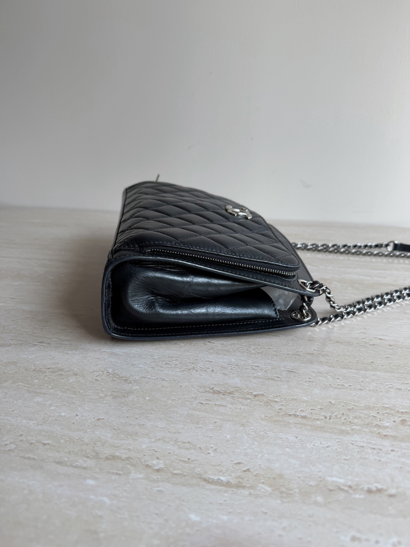 【預訂貨品】Chanel黑銀油蠟皮信封包