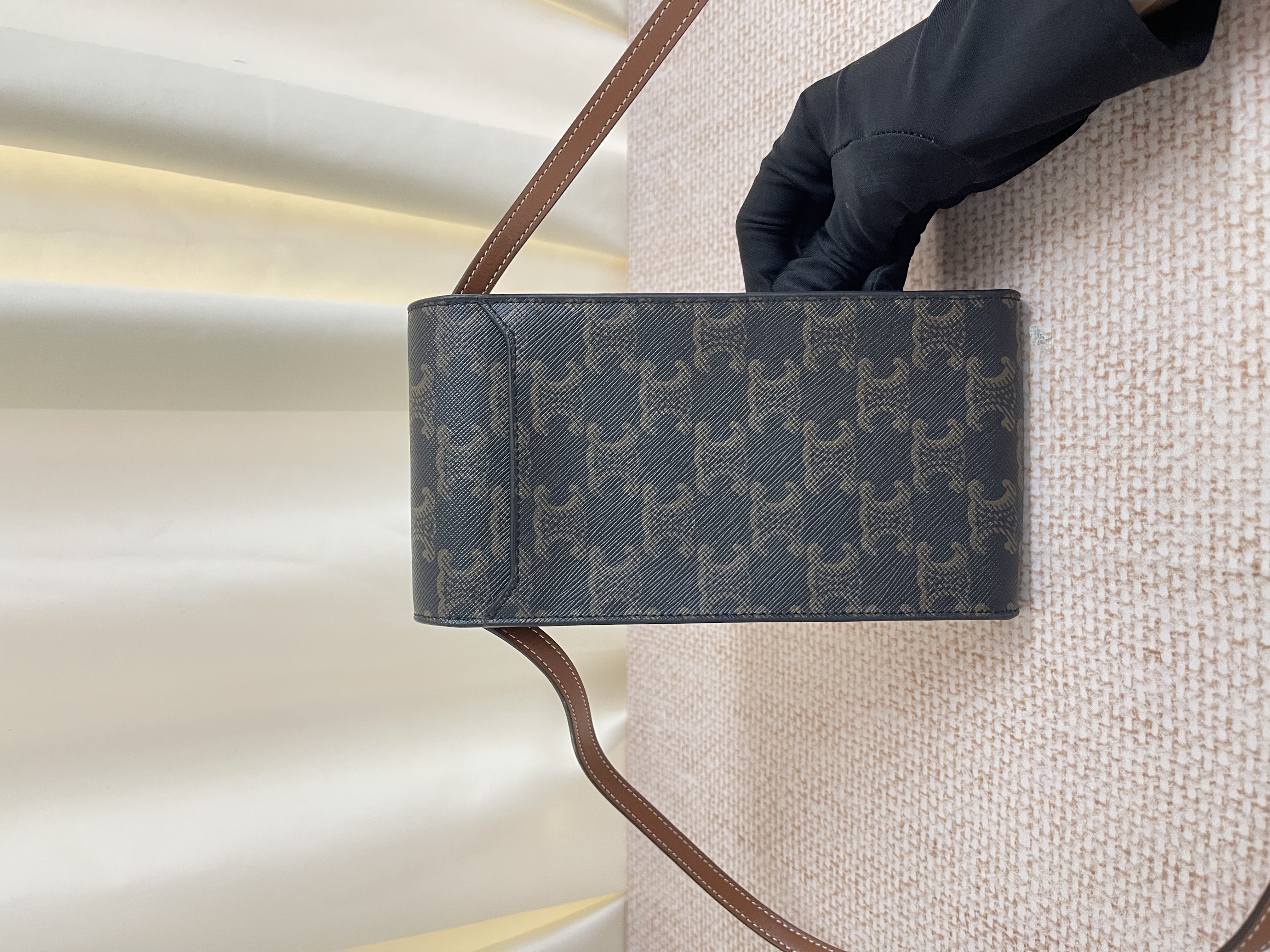 Pre-owned Celine Triomphe Phone Pouch / Product Code: 26040108