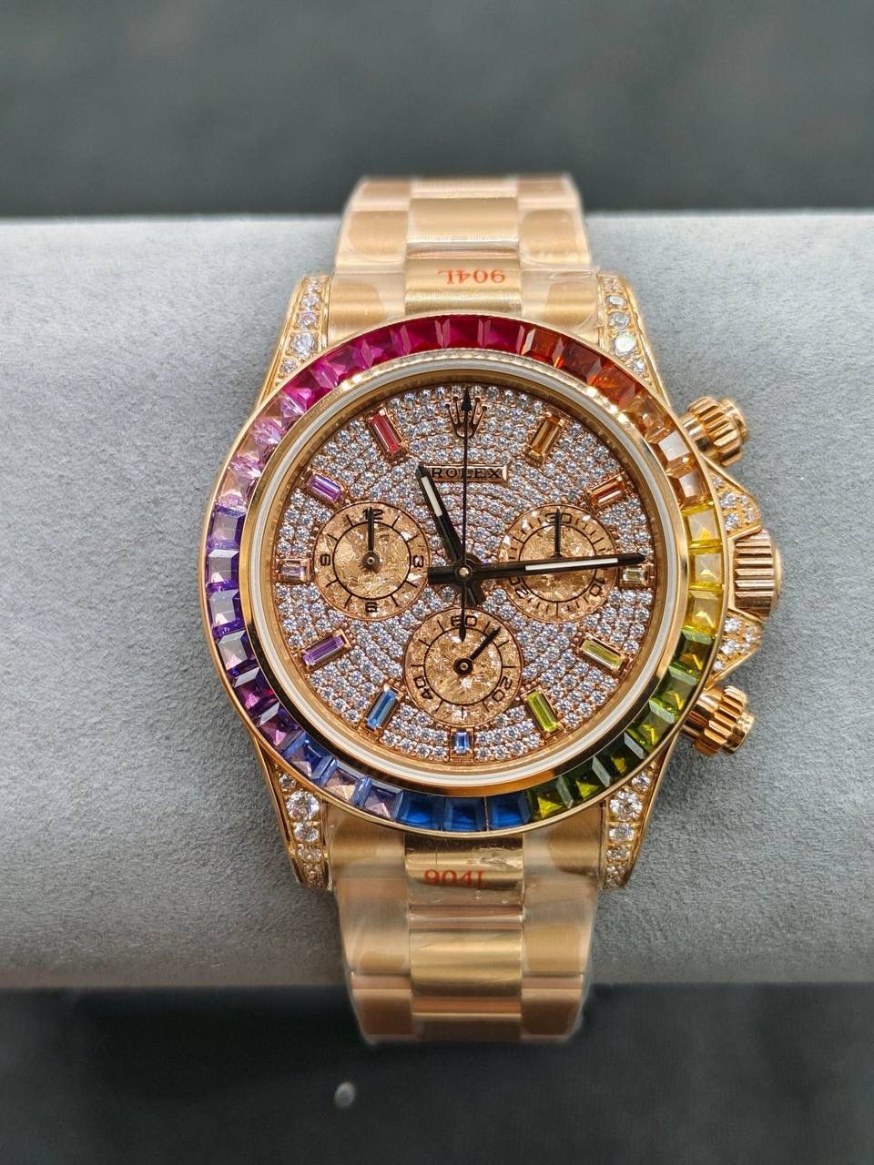 劳家 ROLEX 迪通拿系列 🎮OM6 飞越彩虹之巅---劳力士彩虹迪通拿 铂金眼 铂金小眼Cal.7750机械计时， “二代彩虹迪通拿”表壳、表带采用316L精钢材质打磨，每个壳套全程CNC处理所有细节，再经过人工流程润饰，打磨和检测做工精细，圈口角度与宝石大小数量颜色跟专柜彩虹渐变效果一致，玻璃使用蓝宝石透彻效果镜面，机芯采用7750全自动计时机械机芯，🎮 表带分别全人工镶钻精钢实心表带OR进口氟橡胶表带，配备防止意外打开的蚝式保险扣，佩戴舒适，操作也十分简便！ 这款腕表最大的特点莫过于表圈的七彩宝石和字面的十二个彩钻刻度，彩色渐变效果一一对应，这些宝石闪耀着红橙黄绿青蓝紫等斑斓的色彩，恰似添上曼妙多姿的变化色彩，劳力士精心挑选了玲珑精巧的宝石，并组合镶嵌在了一起，为腕表赋予了奇异的光彩。🎮