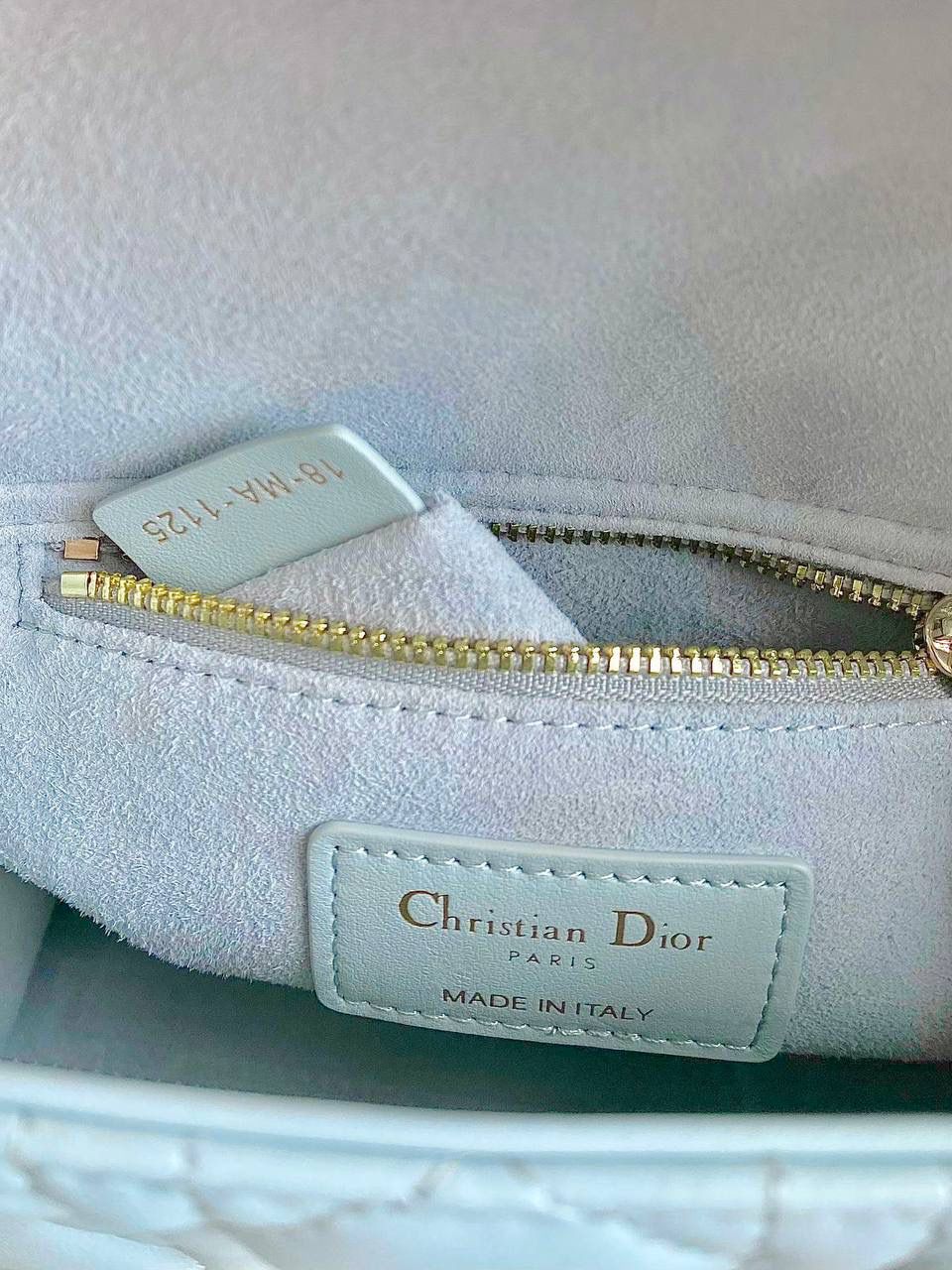 湖水蓝🤩🩵 𝗗𝗜𝗢𝗥 𝗟𝗮𝗱𝘆羊皮三格23新色 秋季新颜色太甜太美了！奶呼呼的 不是正baby 蓝哈！别被网图滤镜误导了 清澈澄明的湖水颜色，是一种淡色调带绿的蓝 就会在不同光线角度下，呈现偏绿或偏蓝调 特别温柔清冽，像夏日的风一样温凉如水 干净纯粹，柔和中有股力量带来的平静感 整个人都被治愈了啊啊啊！！ 进口原厂羊皮➕全钢五金，最高版本17×15×7cm ✨