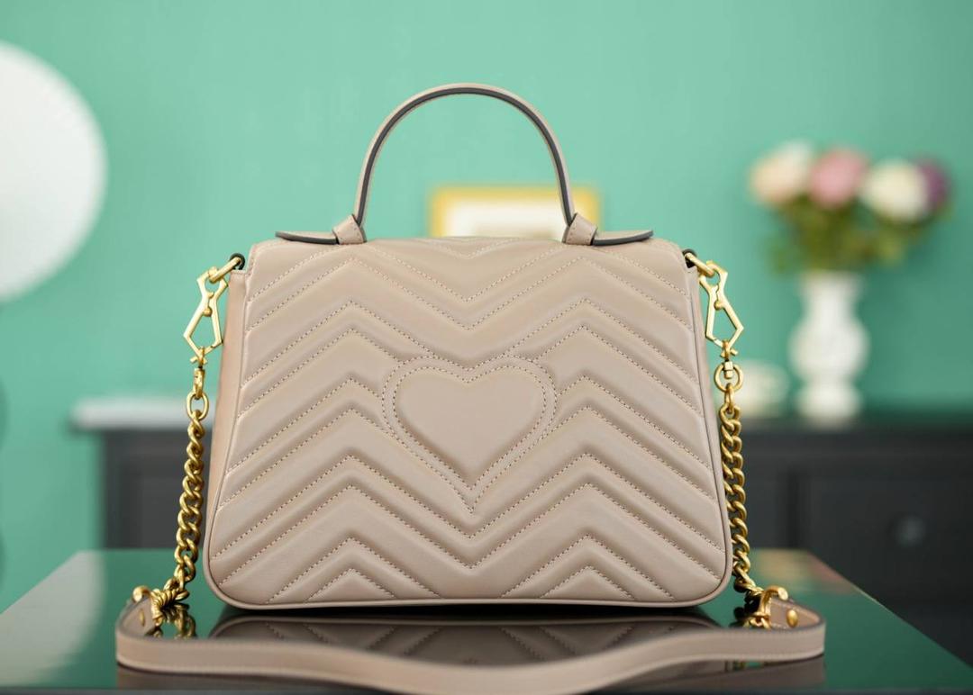 👜🔥Marmont系列绗缝手提包邮差包 奶茶色 27cm （原厂皮 全铜五金） 正品售价,500 独家原厂皮发售 限量级别 意大利原材料开发，这个大小简直是最完美的尺寸，什么随身携带的东西都可以轻松收纳，能手拎也可以单肩斜挎，自重轻，超级百搭不挑人~温柔大气，好看极了！！！ 官方款号 498110 尺寸大号：27x19x10.5cm 小号：21x15x8cm