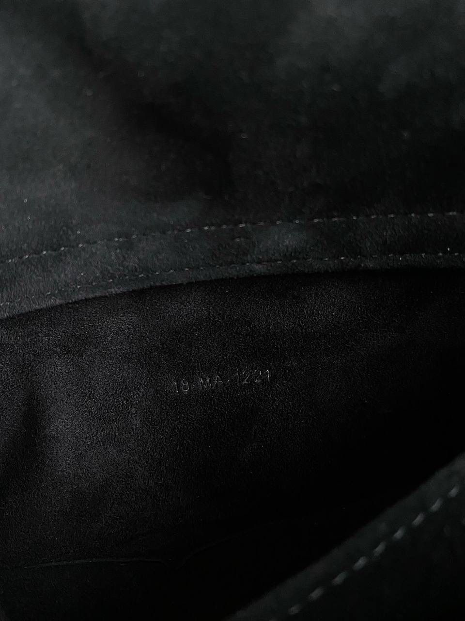 粗花呢中号🖤 𝗗𝗶𝗼𝗿 𝗗-𝗝𝗼𝘆 𝗯𝗮𝗴横款，新材质 去年12月入的原版开发面料 历经万苦反复调试好多遍，终于等到 工序繁琐多股线绣黑白粗花呢藤格纹理 真是一分钱一分货了，高成本低利润 带着十分的诚意开发的这系列 那种低调高贵气质就很抓人，喜欢死了 我个人觉得比小香的花呢更年轻化 时尚果然就是轮回，回归了一把中古戴妃 长方包形，短链条➕细长肩带直接封神！！ 复古时髦感超强，真是什么场合都可以把住 绝对是lady中的天花板了，强势出圈啦姐妹们🤩 26×13.5×5cm