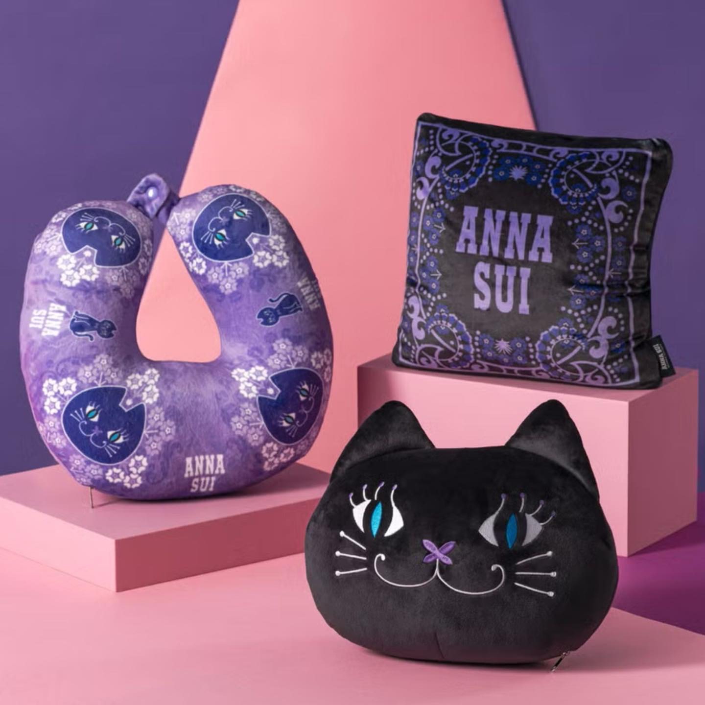 （約4月下旬到貨）🇹🇼台灣超商限定ANNA SUI× Sanrio 限量三用翻轉絨毛枕💕