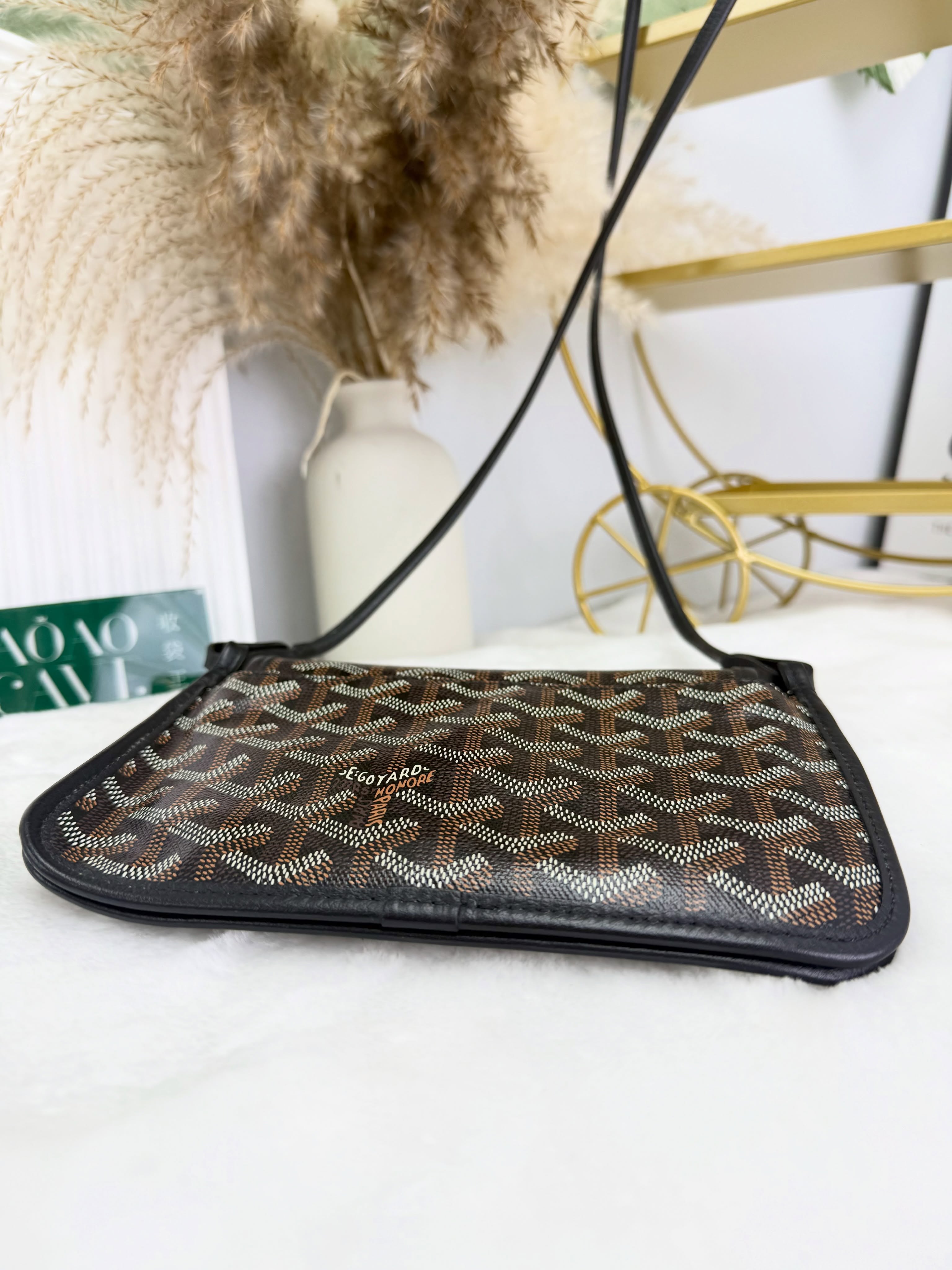Goyard 👜 PRE OWNED 💼信封包🤎  20*1*11cm  配件 -塵袋🫶🏻  💰優惠價 $7980  93%new  #收袋王  喜歡的話快點pm/whatsapp 我們💓 銷售熱線51111 321（whatsapp)  我們服務包括有：手袋飾物回收、手袋置換(一換一、一換多也可以） 、專業手袋鑑證、專業手袋護理  購買方法 🏢親臨門市 荃灣南豐中心15樓1521室（荃灣地鐵站a出口1分鐘到）敬請預約 ❤️只賣正品正貨，任驗💓🫰🏻 ❤️‍🔥本店為香港註冊公司絕對真貨，信心保證👍🏻 🫰🏻本店設有鑑證服務，有駐場鑑證師  ✨歡迎追蹤我哋各個平台緊貼最新優惠x貨品🔥😍 👇🏻👇🏻👇🏻👇🏻👇🏻👇🏻👇🏻👇🏻  ⭐️Instagram: aoaocave  🌈Facebook: aoaocave收袋王  🔥Carousell: acluxuryhk  👆🏻👆🏻👆🏻👆🏻👆🏻👆🏻👆🏻👆🏻  ___________________________  Disclaimer🫰🏻All trademarks and copyrights are reserved to the original brand holders. @AOAOCAVE sells only authentic goods and is not affiliated with any of the brands mentioned.  @AOAOCAVE 跟任何品牌無關，而且沒有持有任何品牌資版權，亦沒有與任何品牌合作。所有商標及版權歸屬於品牌坊所有，帖子只作分享用途。  #aoaocave #手袋回收 #名牌買賣