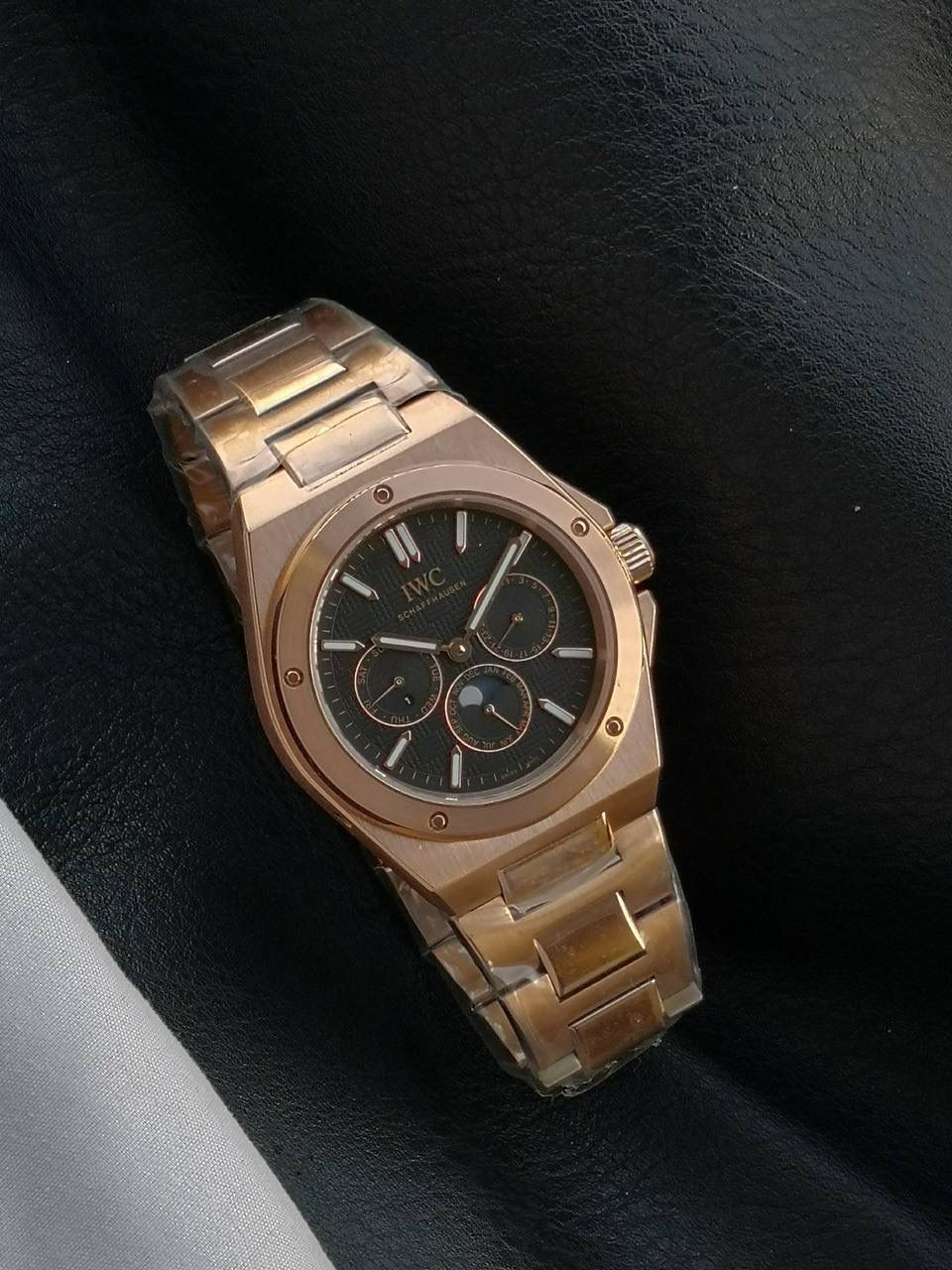 万国工程师系列万年历腕表，复刻界最复杂的腕表，所有功能同步原装，所有功能调节通过把头控制. 1⃣️【功能介绍】3点钟位置显示日历，9点钟位置显示星期，6点钟月份月相指针显示。 2⃣️【做工精细】外壳采用原版同样的三件套结构，中间拉丝，上下壳为抛光，镜面采用高成本的锅盖形蓝宝石，使其质感提升。 3⃣️【机芯性能】尺寸41.6mm,机芯采用天津机芯改82600，高效稳定，动力时间长达72小时以上，进行加装复杂的万年历模块，而且同步所有功能实现同步原装通过把头调节。 4⃣️【⚠️注意事项】由于万年历模块十分复杂在出货前都会调准时间，客户收到直接上链上手佩戴即可，⚠️请不要轻易乱调，由于机芯加装升级功能，调节需慢慢按调。