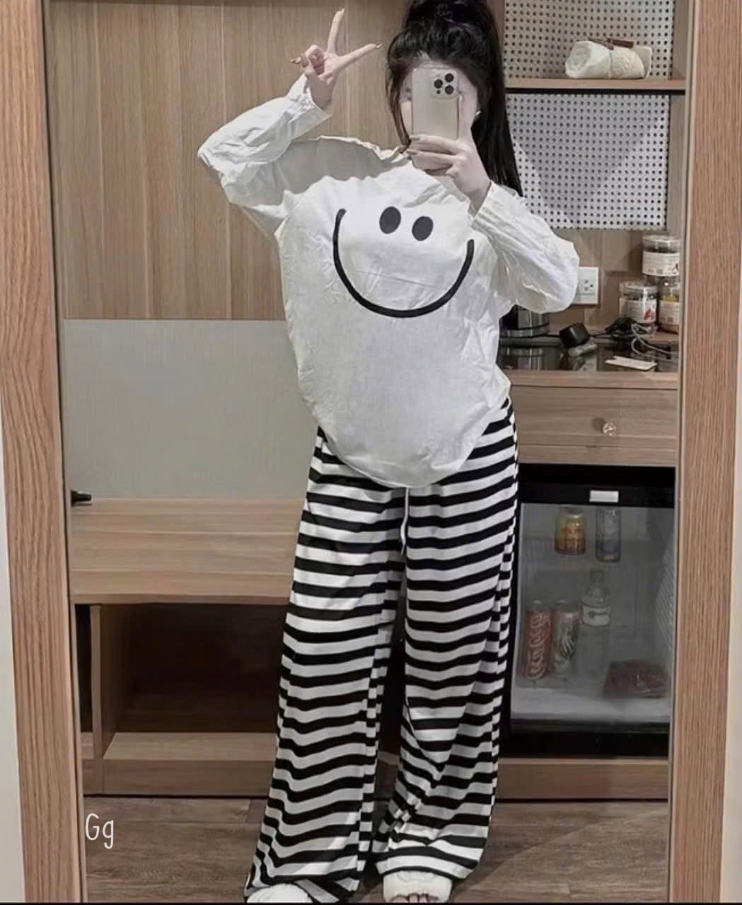 笑臉上衣和條紋褲套裝