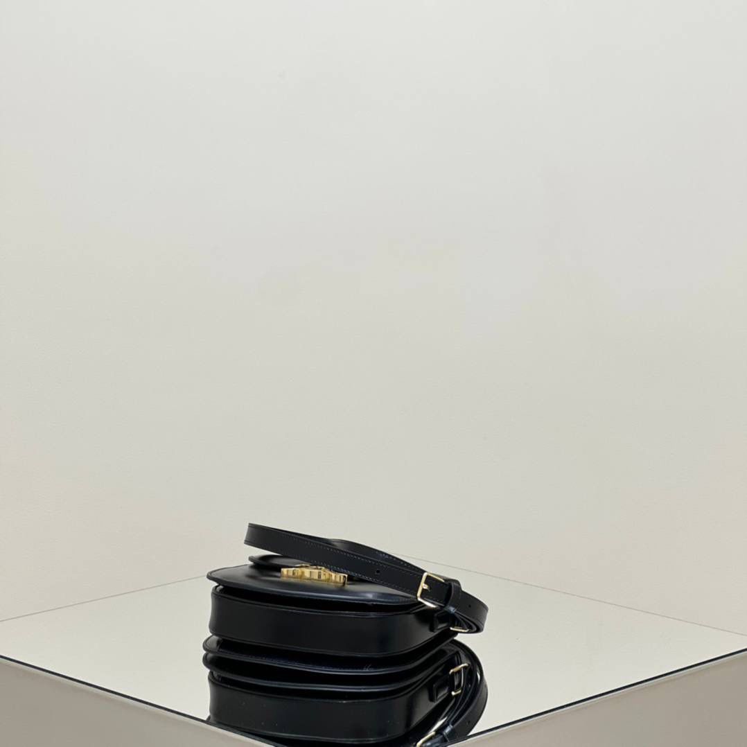 🔥大货实拍图 𝗖𝗘𝗟𝗜𝗡𝗘 ♥ 𝗧𝗘𝗘𝗡 𝗕𝗘𝗦𝗔𝗖𝗘肩带马鞍 型号：110413 尺寸：18.5*16*6cm