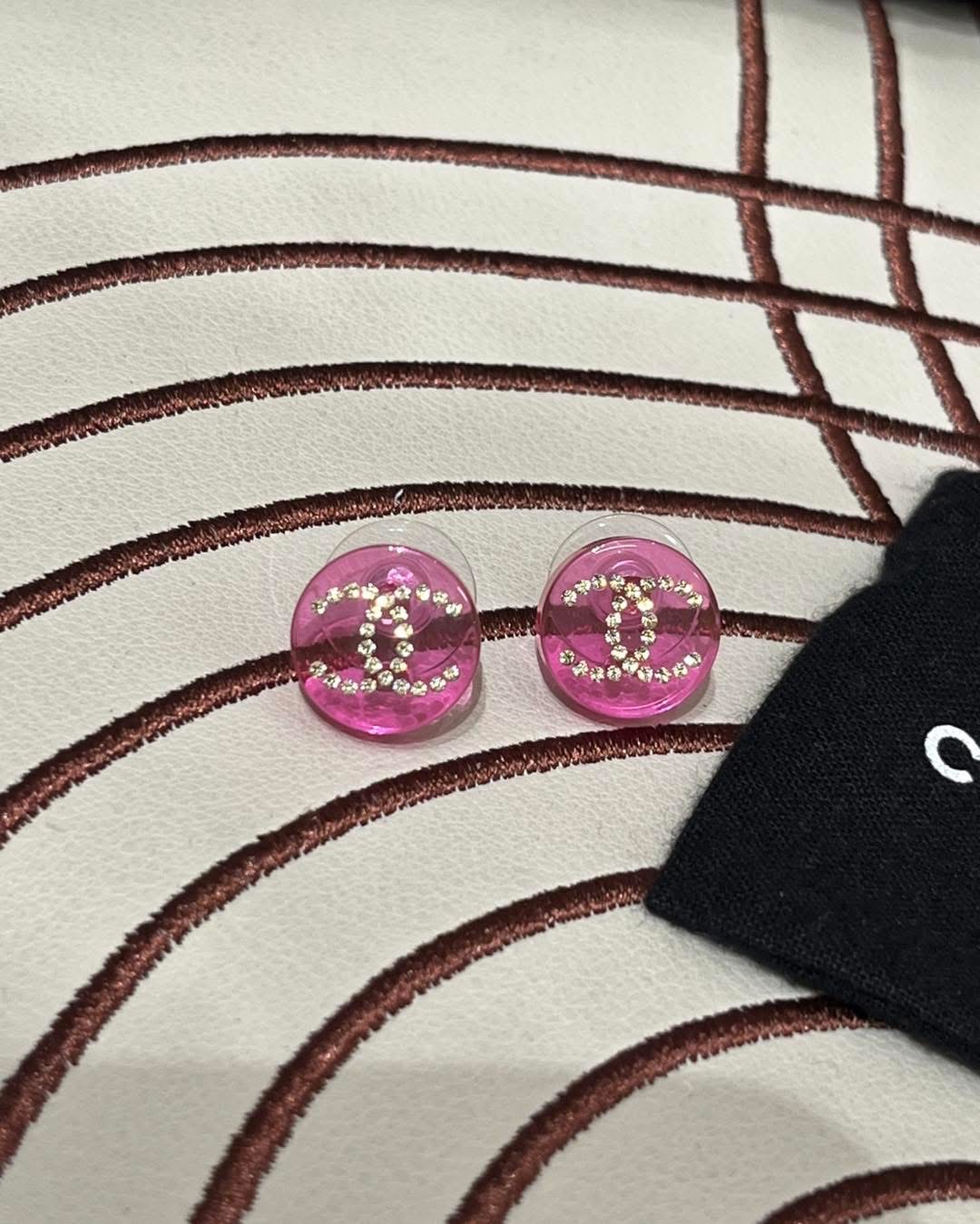 Chanel earrings round  100%Authentic ,98%new ✅Dust bag✅Box