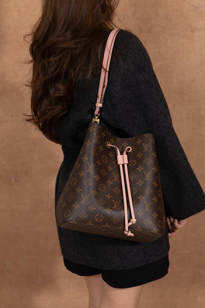 LV水桶包👜✨ 尺寸为 26×26×17.5cm，作为经典著作，它是入门款中备受追捧的单品。1932 年专为承运香槟而设计的酒袋，在当代潮流的洗礼下，化身为蕴含传承之美的水桶包，被尊为“经典之王”。