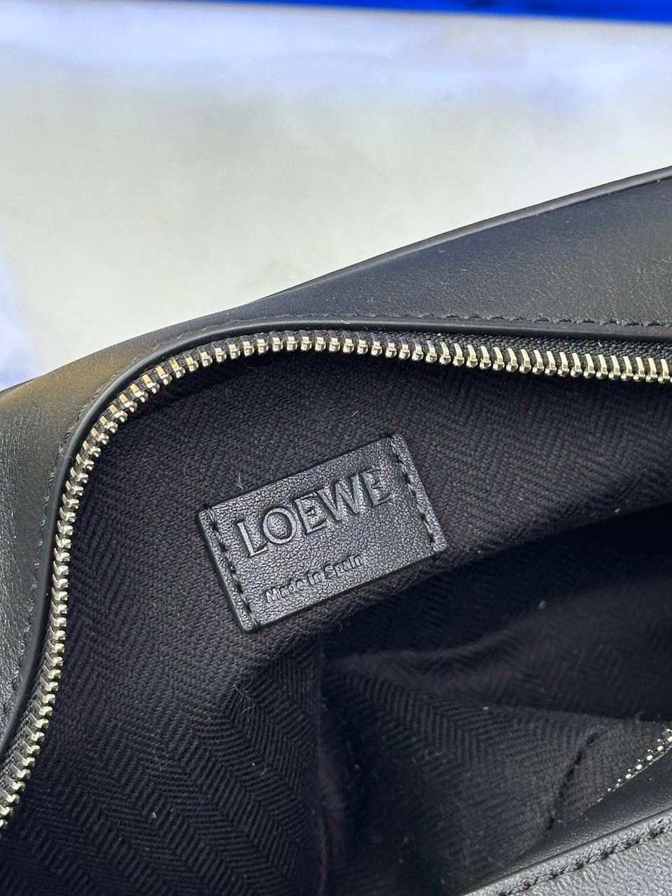 ———变形𝙎𝙡𝙞𝙣𝙜斜挎腰包👜 （新款黑色到货👉🏻） 尺寸：𝟑𝟐.𝟓-𝟗-𝟏𝟐.𝟑𝐜𝐦 编码：060402 👉🏻正面饰品牌标志性𝙇𝙤𝙜𝙤，搭配可调节𝙇𝙊𝙀𝙒𝙀织带，可打开以改变手袋容量并实现多种携带方式⭐️ 👉🏻经典小牛皮，皮质细腻柔软。可斜挎或者作为腰包携带，内里容量大，可容纳日常出行所需⭐️ 👉🏻独家全套礼盒套装➕独家高端品质，好货全在我手，送礼佳品⭐️