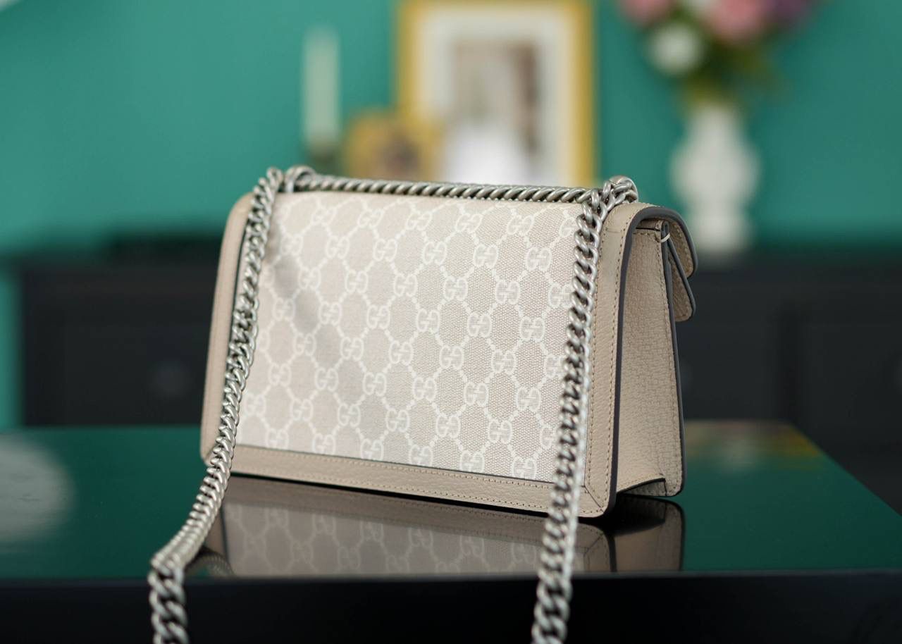 🥯GG Dionysus系列经典酒神 燕麦色 25cm 正品售价¥23.000 燕麦色是新出的颜色，非常适合夏天 25cm我个人是感觉刚刚好的 出镜率非常高 简直是穿搭利器 最重要是，它真的不重~ 官方款号 499623 尺寸：25x13x7cm