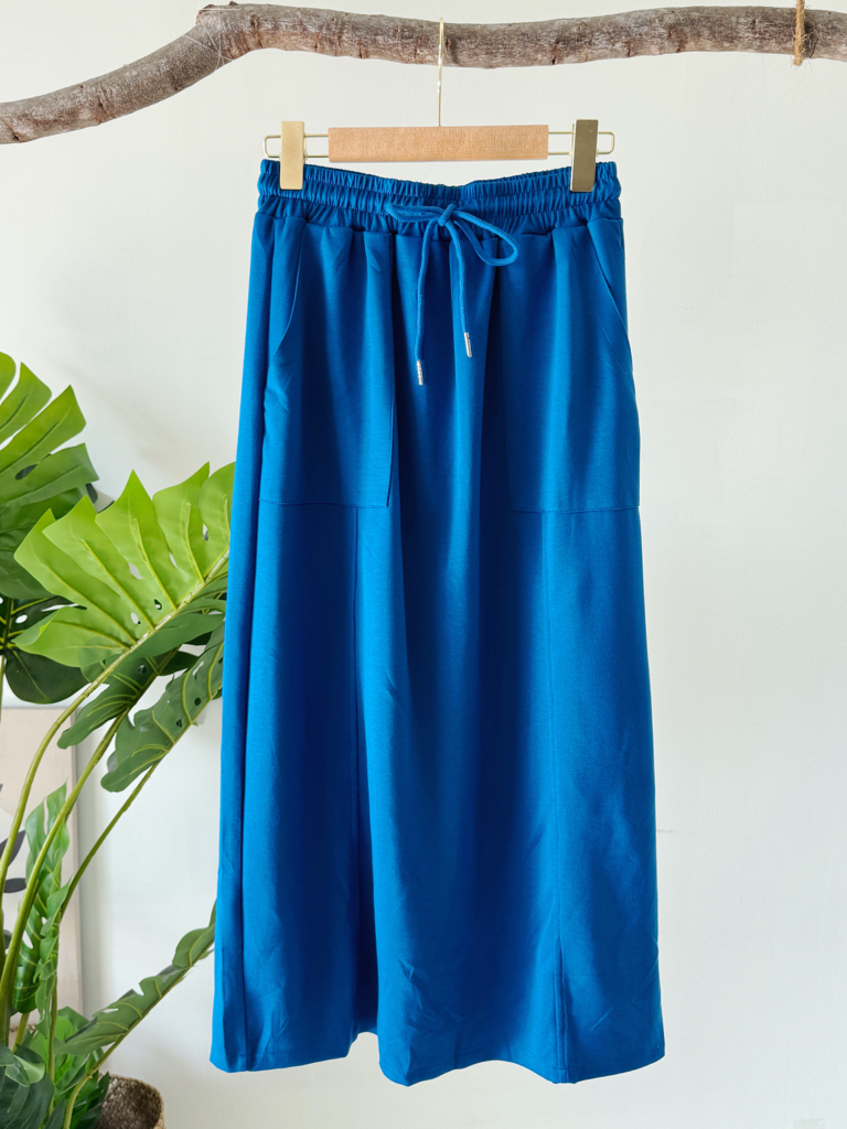 纯色系运动风七分半裙