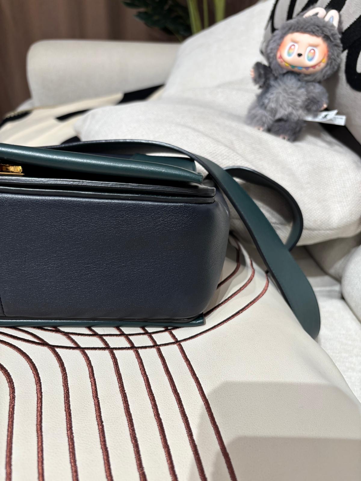 Celine frame medium calfskin flap bag 100%Authentic ,98%new✅dust bag✅收據