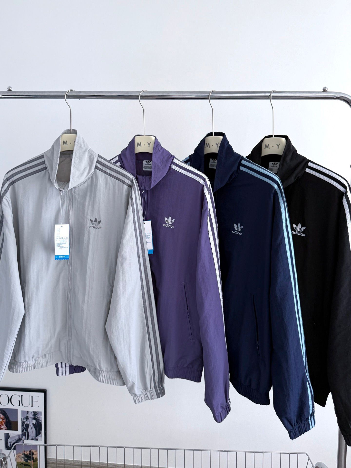 $128件。2件起$120件。Adidas韓系學院風外套