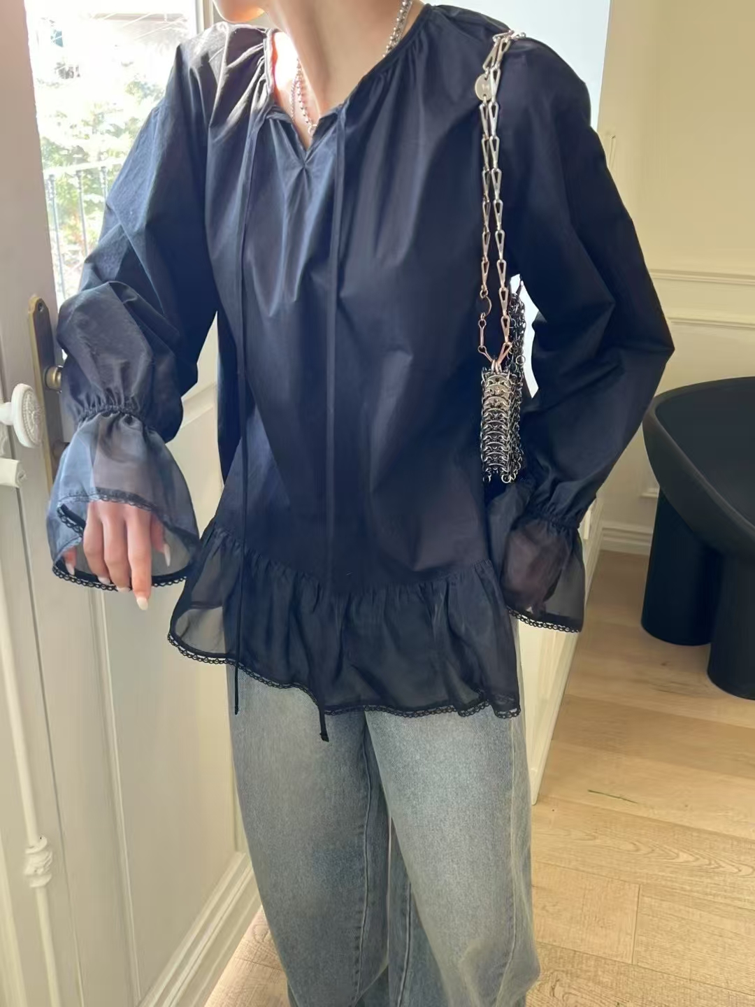 Black Ruffled Blouse with Sheer Bell Sleeves ‖ 荷叶边拼接透纱喇叭袖黑色上衣KR016258013